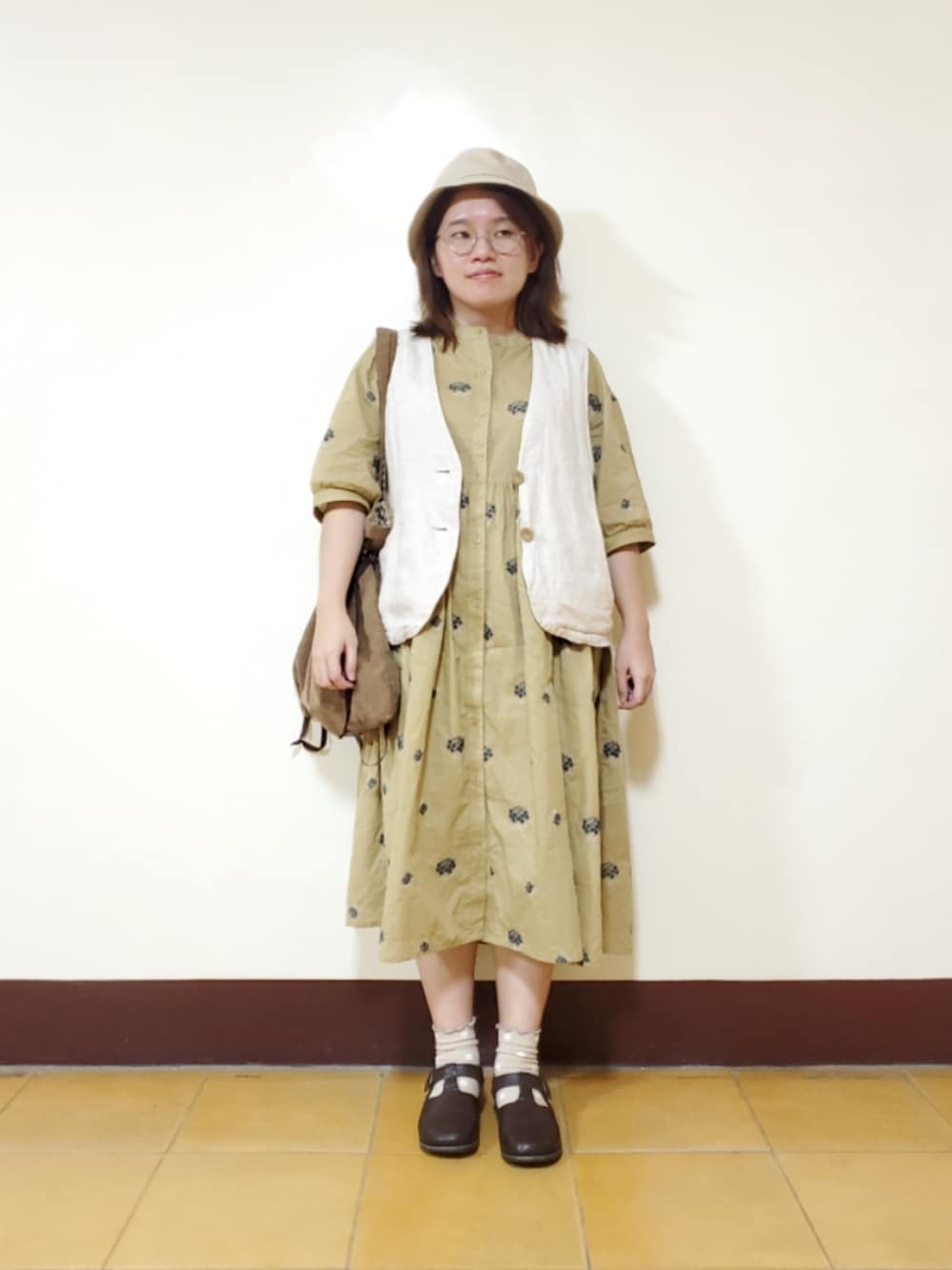 「秋服まるっと大公開、ootd、街頭穿搭、休閒、復古、大人カジュアル、大人かわいい、低身長、低身長女子、刺繍、刺繍ワンピース、色違いコーデ」｜「no brandの100%純亞麻背心（ベスト、ベージュ系）」を使った、呱呱🍯さん（レディース・152cm）の秋コーディネートの1枚目の写真