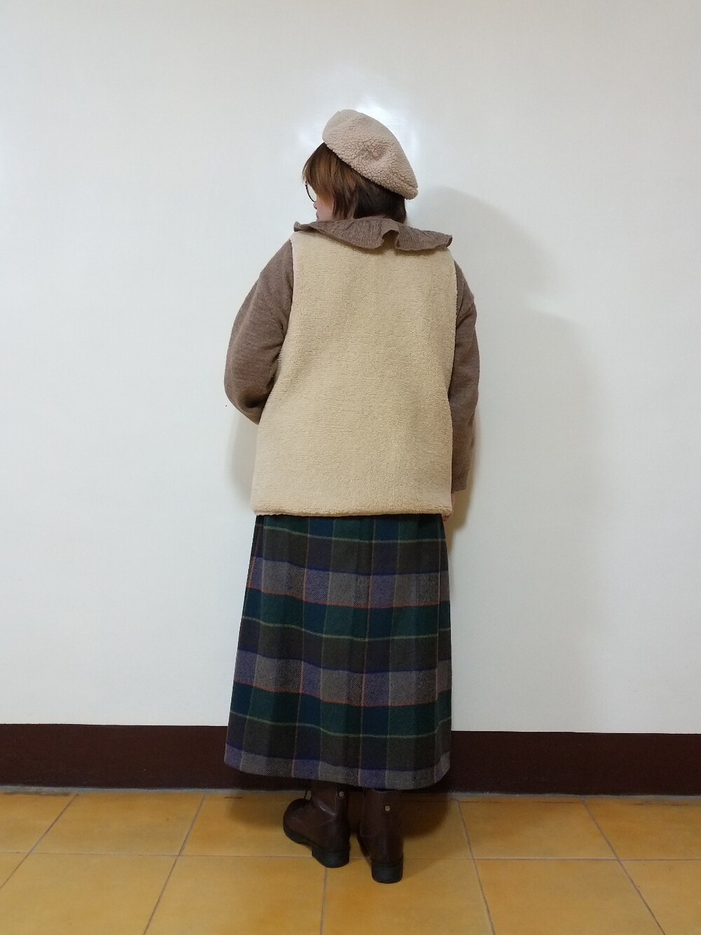 「大人カジュアル、大人かわいい、春コーデ、冬コーデ、チェック柄に恋してる、チェック柄、チェック柄スカート」｜「Dailoの【Dailo】溫暖毛絨貓咪口袋雙面穿背心（ベスト、ベージュ系）」を使った、呱呱🍯さん（レディース・152cm）の冬コーディネートの3枚目の写真