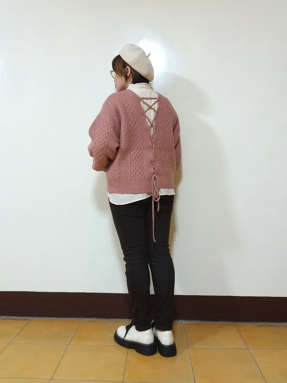 ピンク系のニット/セーター、ホワイト系のシャツ/ブラウス、グリーン系のノーカラーコートを着用したレディースの冬コーディネートの3枚目の写真