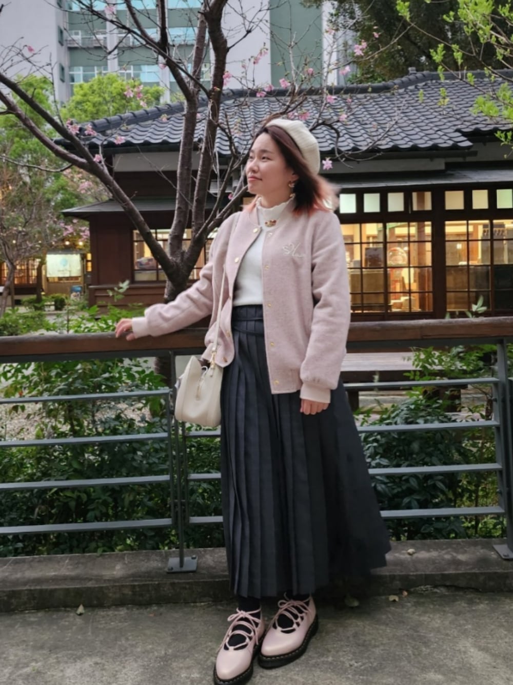 「チェック、ショルダーバッグ、リボン、デニムシャツ、ハーフパンツ、ootd、春コーデ、低身長、大人カジュアル、大人コーデ、復古、休閒」｜「Scottish Houseのアイテム（ノーカラージャケット、ピンク系）」を使った、呱呱🍯さん（レディース・152cm）の春コーディネートの1枚目の写真