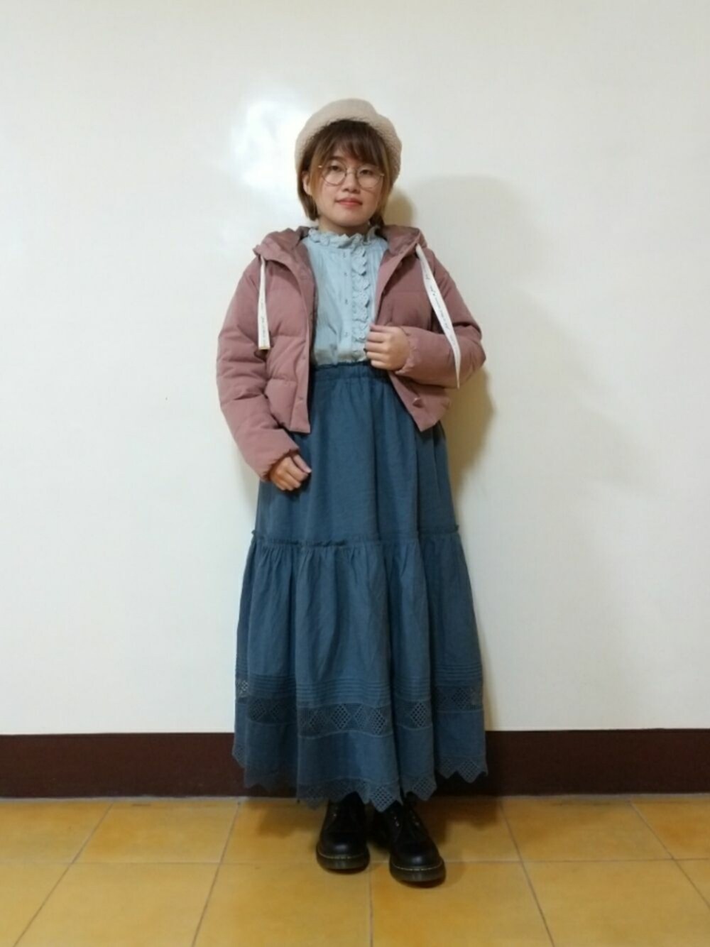 「冬コーデ、大人カジュアル、大人かわいい、混搭、青シャツ、Samansa Mos2、色違いコーデ、差し色」｜「Samansa Mos2のスタンドレースフリルブラウス（シャツ/ブラウス、グリーン系）」を使った、呱呱🍯さん（レディース・152cm）の冬コーディネートの1枚目の写真