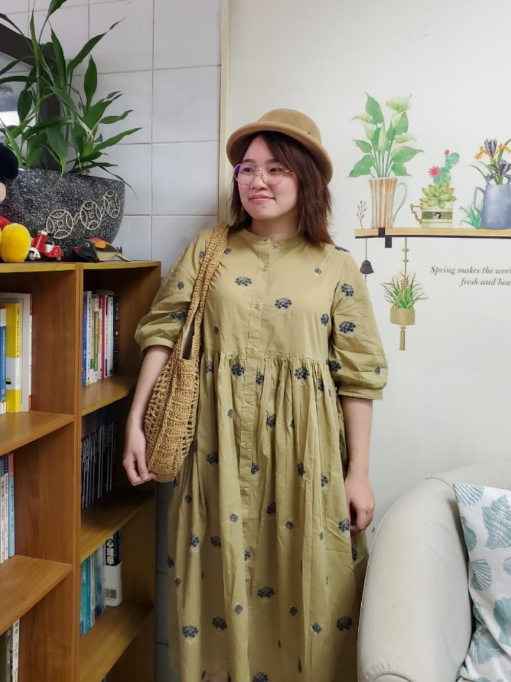 「ootd、夏、秋コーデ、街頭穿搭、大人カジュアル、大人かわいい、低身長、低身長女子、刺繍、刺繍ワンピース」｜「Tiara Tiara Goodsの小花團刺繡五分袖洋裝（シャツワンピース、イエロー系）」を使った、呱呱🍯さん（レディース・152cm）の秋コーディネートの1枚目の写真