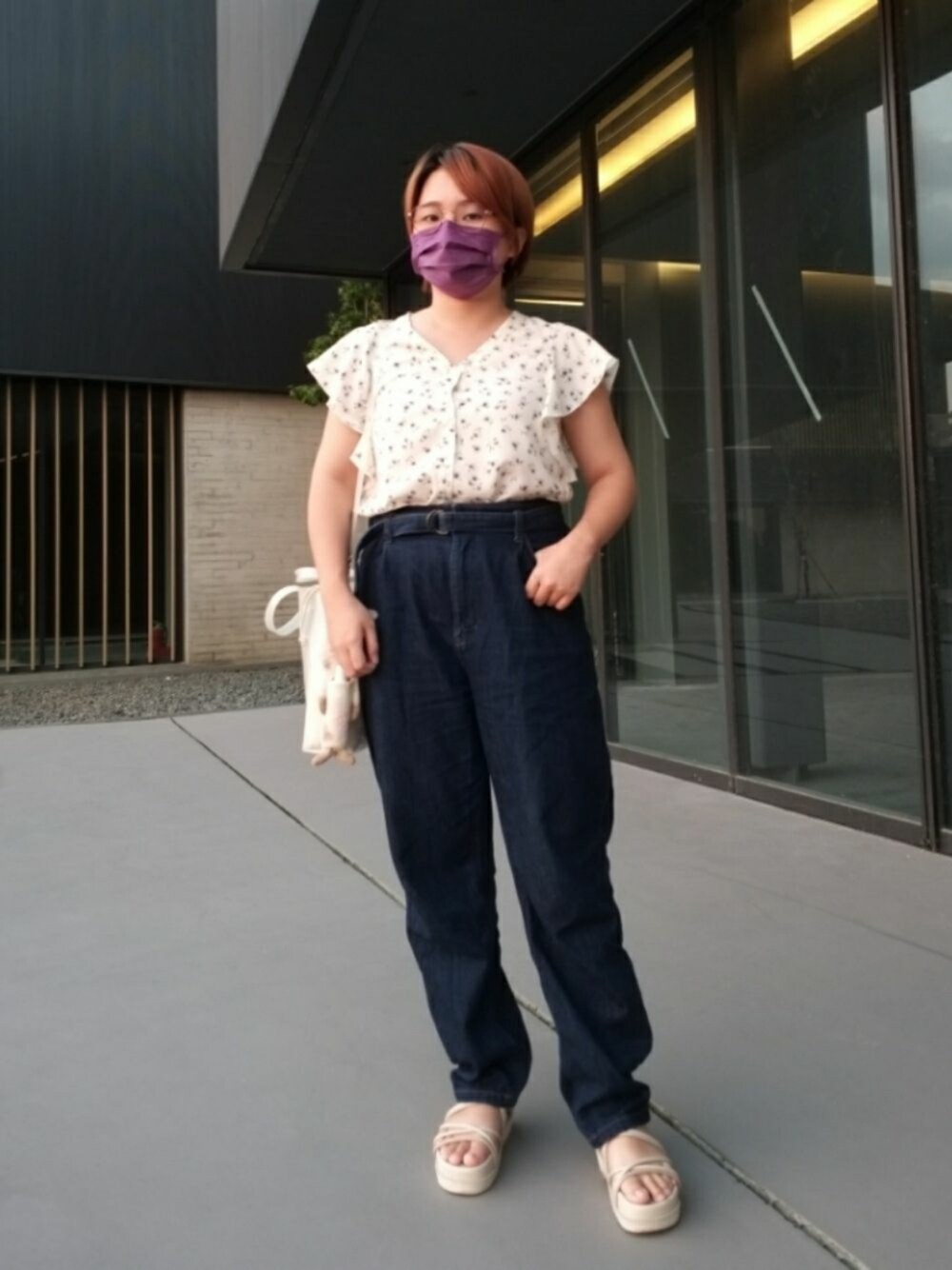 「夏コーデ、秋のコーデ、花柄、花柄シャツ、牛仔褲、大人カジュアル、大人コーデ、差し色」｜「GUのアイテム（シャツ/ブラウス、ホワイト系）」を使った、呱呱🍯さん（レディース・152cm）の秋コーディネートの1枚目の写真