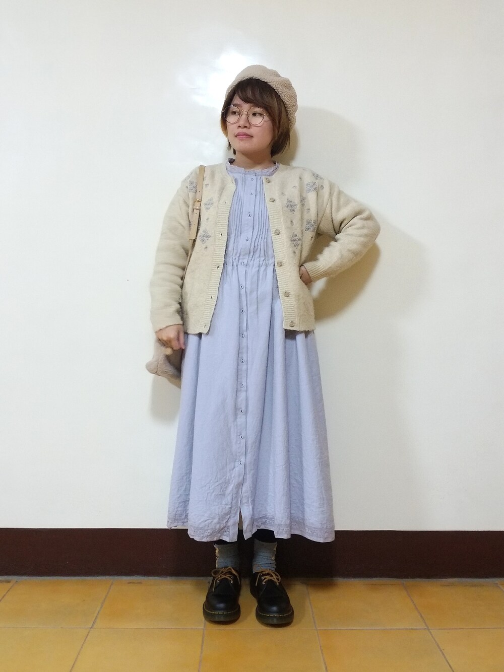 「春コーデ、春先取り、大人カジュアル、大人かわいい、低身長、紫コーデ、刺繍、レース、Samansa Mos2、Dr.Martens」｜「Samansa Mos2の裾レースワンピース（チュニック、パープル系）」を使った、呱呱🍯さん（レディース・152cm）の冬コーディネートの1枚目の写真