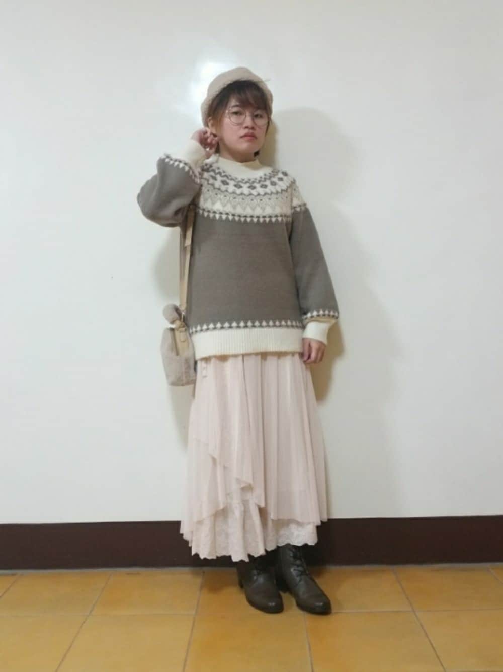 ベージュ系のニット/セーター、ベージュ系のスカート、ブラウン系のブーツを着用したレディースの冬コーディネートの1枚目の写真