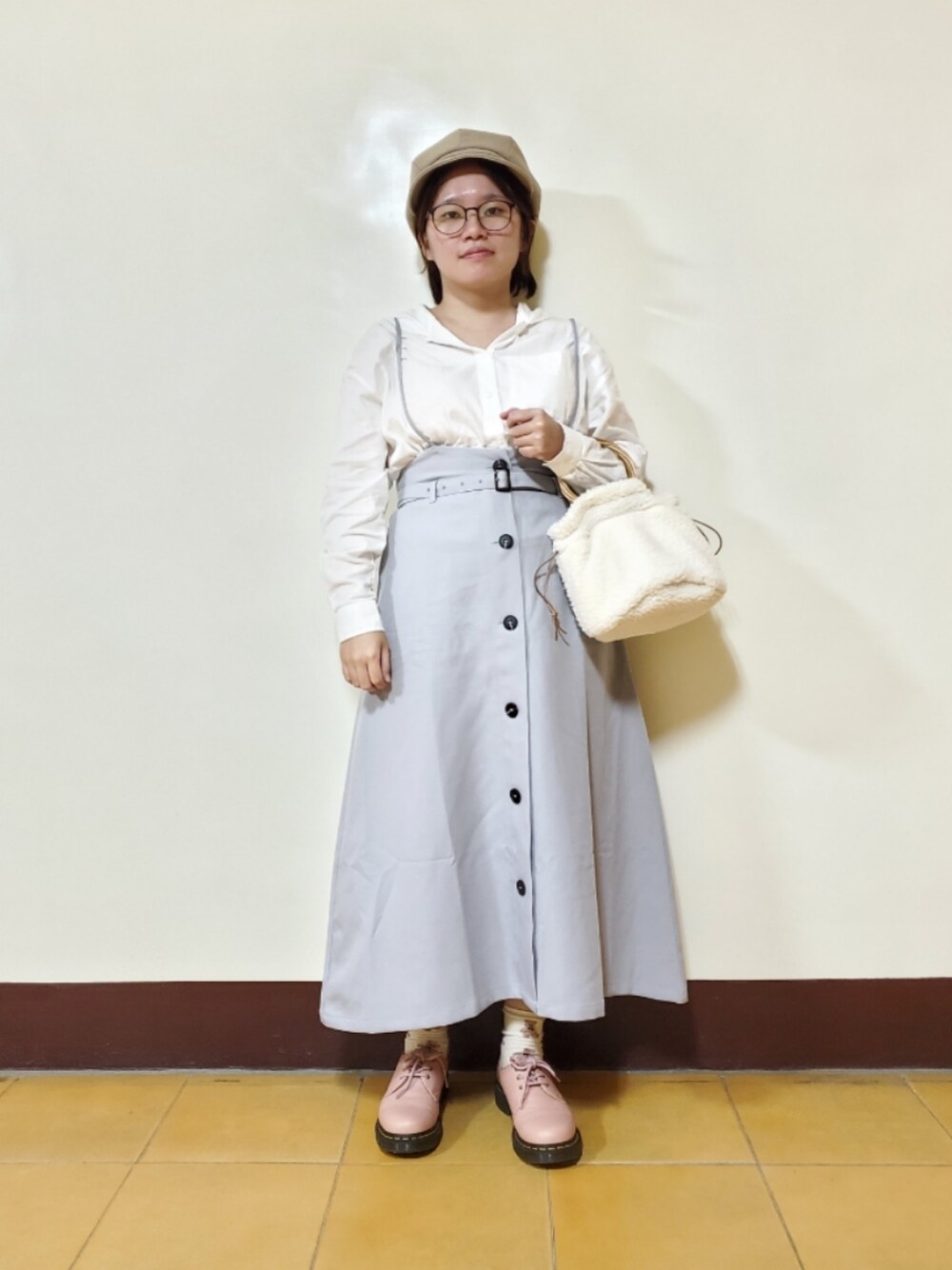 「新星WEARISTAにエントリー、ootd、街頭穿搭、休閒、復古、淡色コーデ、低身長、低身長女子、大人カジュアル、大人女子」｜「NETのアイテム（シャツ/ブラウス、ホワイト系）」を使った、呱呱🍯さん（レディース・152cm）の冬コーディネートの1枚目の写真