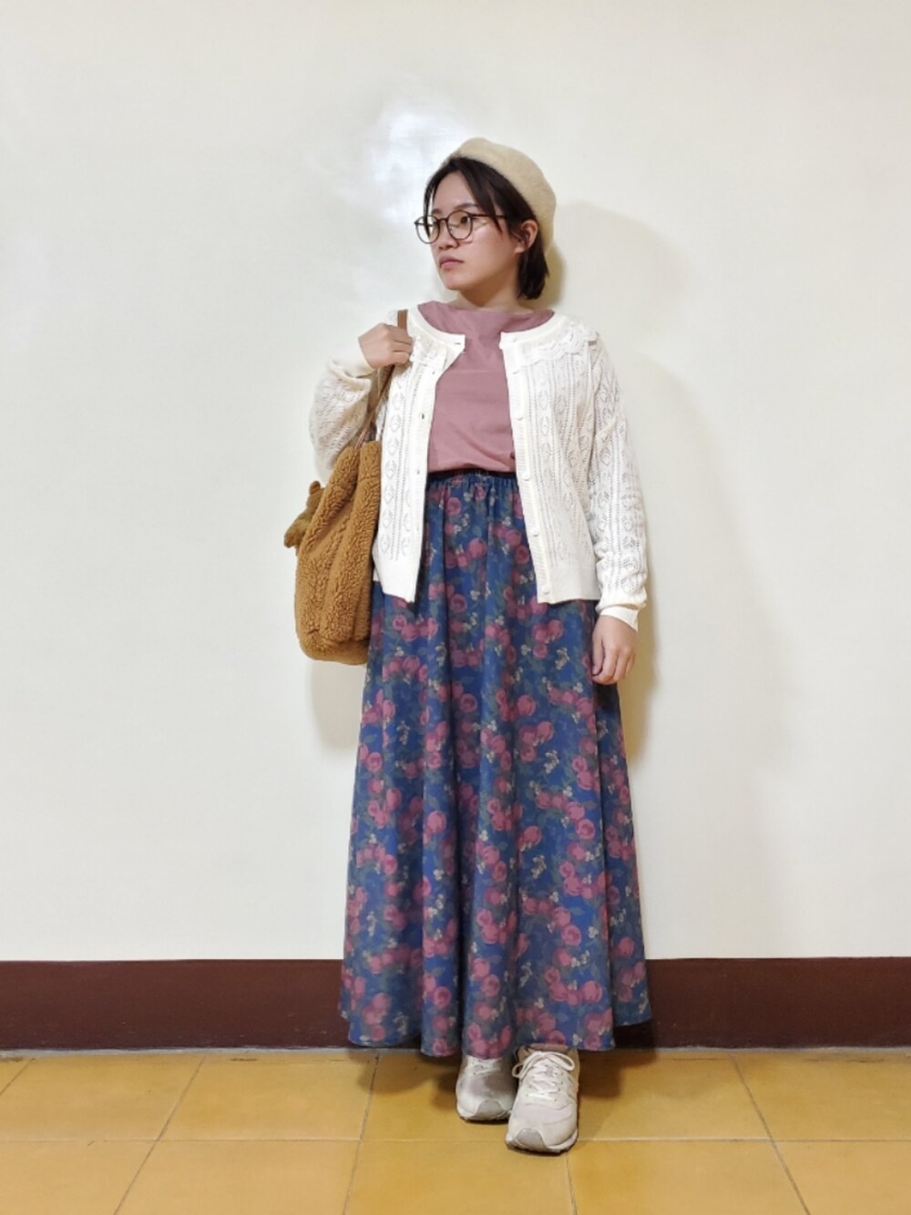 「新星WEARISTAにエントリー、ootd、大人カジュアル、大人コーデ、低身長、低身長コーデ、秋冬コーデ、花柄スカート」｜「earth music&ecologyの袖レースプルオーバー　＊（Tシャツ/カットソー、レッド系）」を使った、呱呱🍯さん（レディース・152cm）の冬コーディネートの1枚目の写真