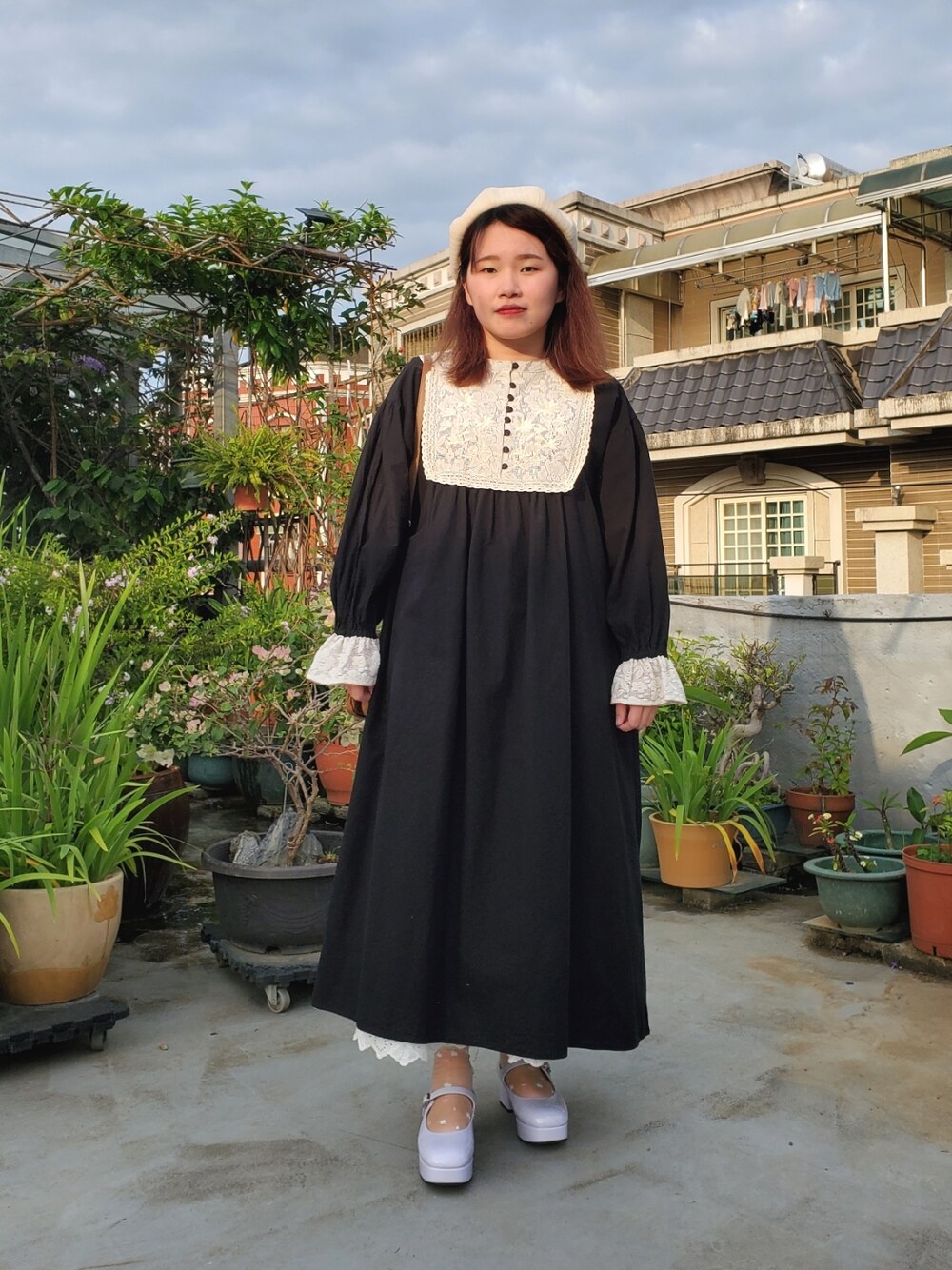 「お出かけコーデ日記、大人カジュアル、大人女子、低身長、低身長コーデ、刺繍、花柄、黑白搭配」｜「Samansa Mos2の胸元メッシュレースと刺繍のワンピース（ワンピース、ブラック系）」を使った、呱呱🍯さん（レディース・152cm）の夏コーディネートの1枚目の写真