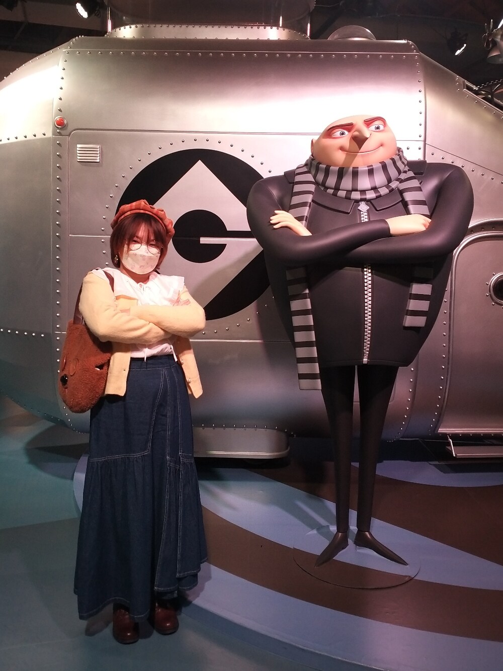 ホワイト系のシャツ/ブラウス、イエロー系のカーディガン/ボレロ、ブルー系のデニムスカートを着用したレディースの春コーディネートの4枚目の写真