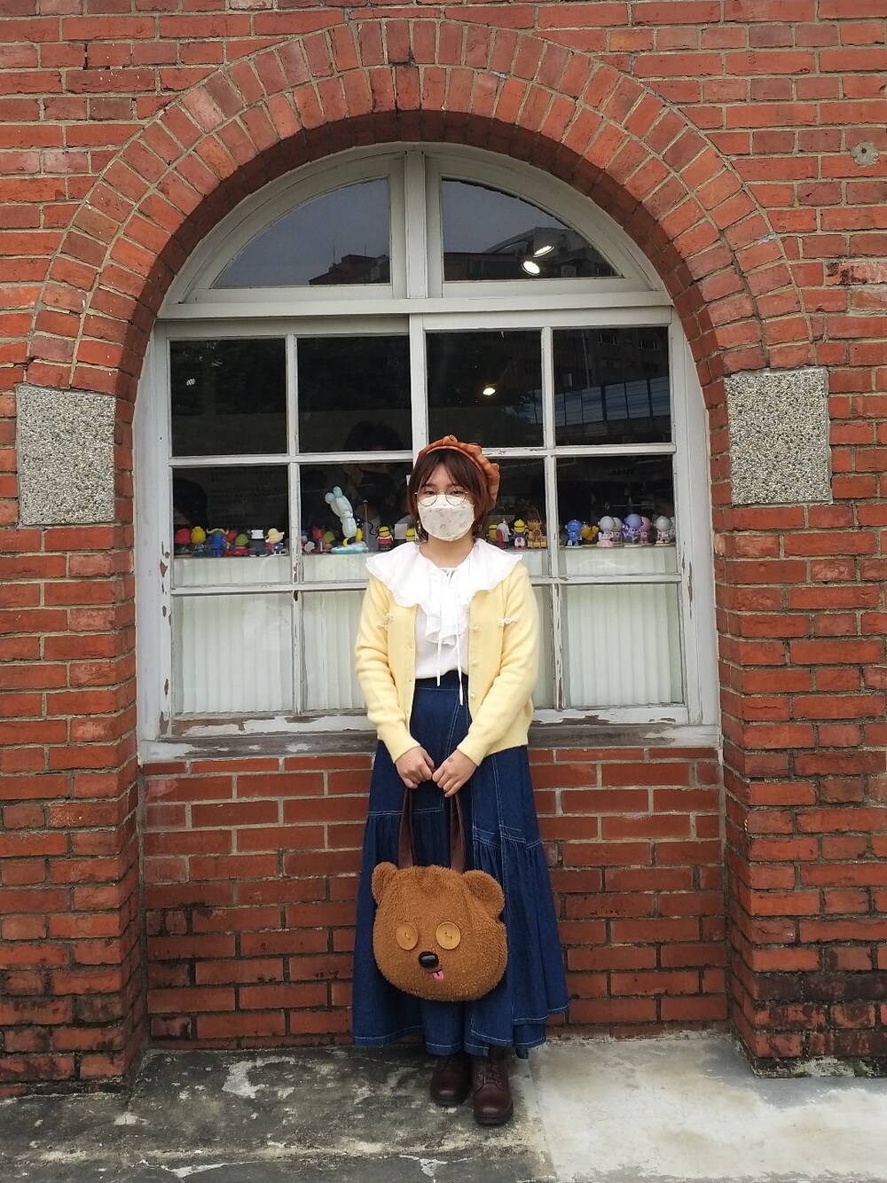 ホワイト系のシャツ/ブラウス、イエロー系のカーディガン/ボレロ、ブルー系のデニムスカートを着用したレディースの春コーディネートの3枚目の写真