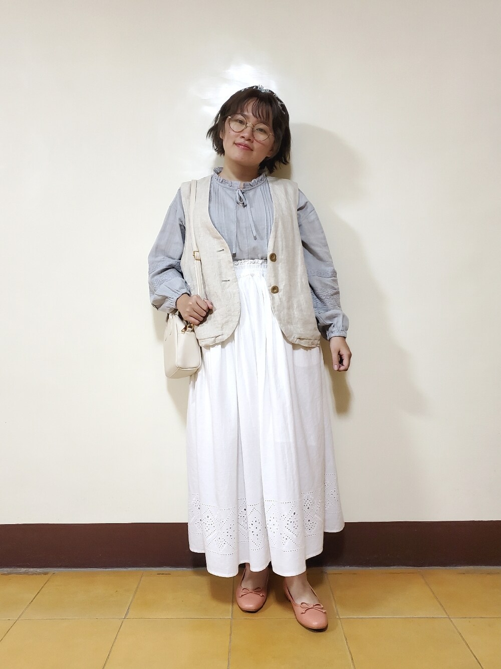 「春コーデ、大人カジュアル、大人かわいい、夏コーデ、色違いコーデ、差し色、街頭穿搭、刺繍、刺繍スカート、低身長」｜「Samansa Mos2のレースブラウス（シャツ/ブラウス、ブルー系）」を使った、呱呱🍯さん（レディース・152cm）の春コーディネートの1枚目の写真