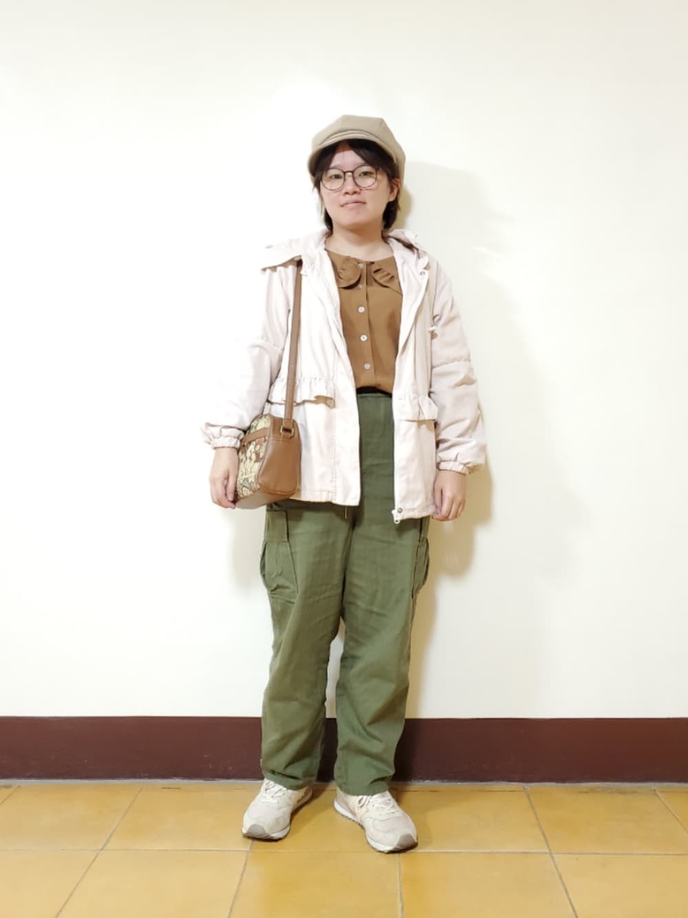 「重ね着ベストシーズン、ootd、街頭穿搭、休閒、大人カジュアル、大人かわいい、低身長、低身長コーデ、秋コーデ」｜「no brandのアイテム（シャツ/ブラウス、ブラウン系）」を使った、呱呱🍯さん（レディース・152cm）の冬コーディネートの1枚目の写真