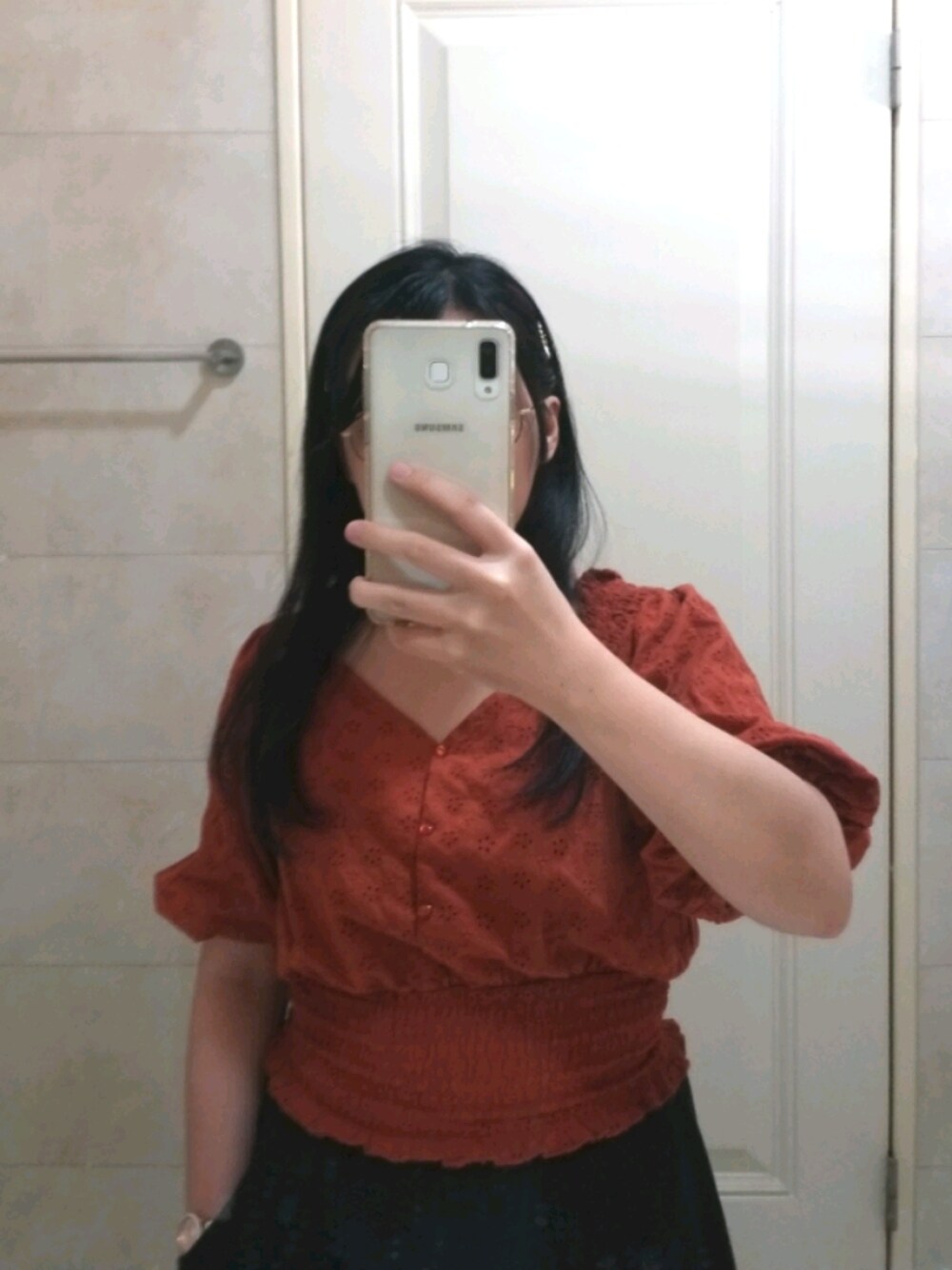 「夏コーデ、色違いコーデ、差し色、刺繍、Vネック、シャツ」｜「w closetのアイテム（シャツ/ブラウス、オレンジ系）」を使った、呱呱🍯さん（レディース・152cm）の夏コーディネートの1枚目の写真