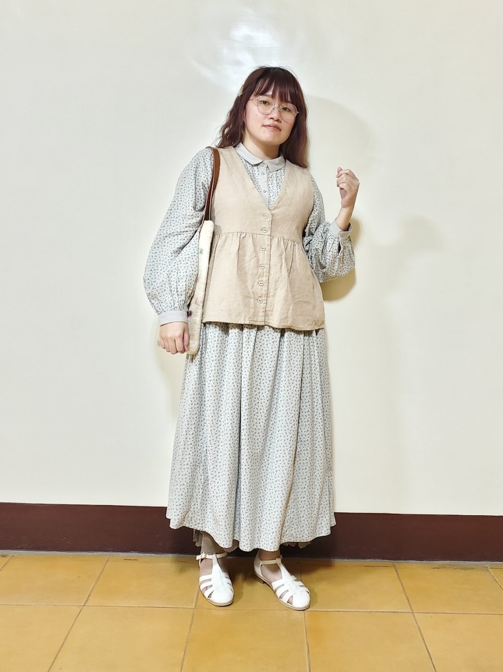 「いまどきジャケット写真、春コーデ、花柄、花柄ワンピース、街頭穿搭、ootd、大人カジュアル、大人かわいい」｜「Samansa Mos2のウール混前後着ギャザーベスト（ベスト、ベージュ系）」を使った、呱呱🍯さん（レディース・152cm）の春コーディネートの1枚目の写真