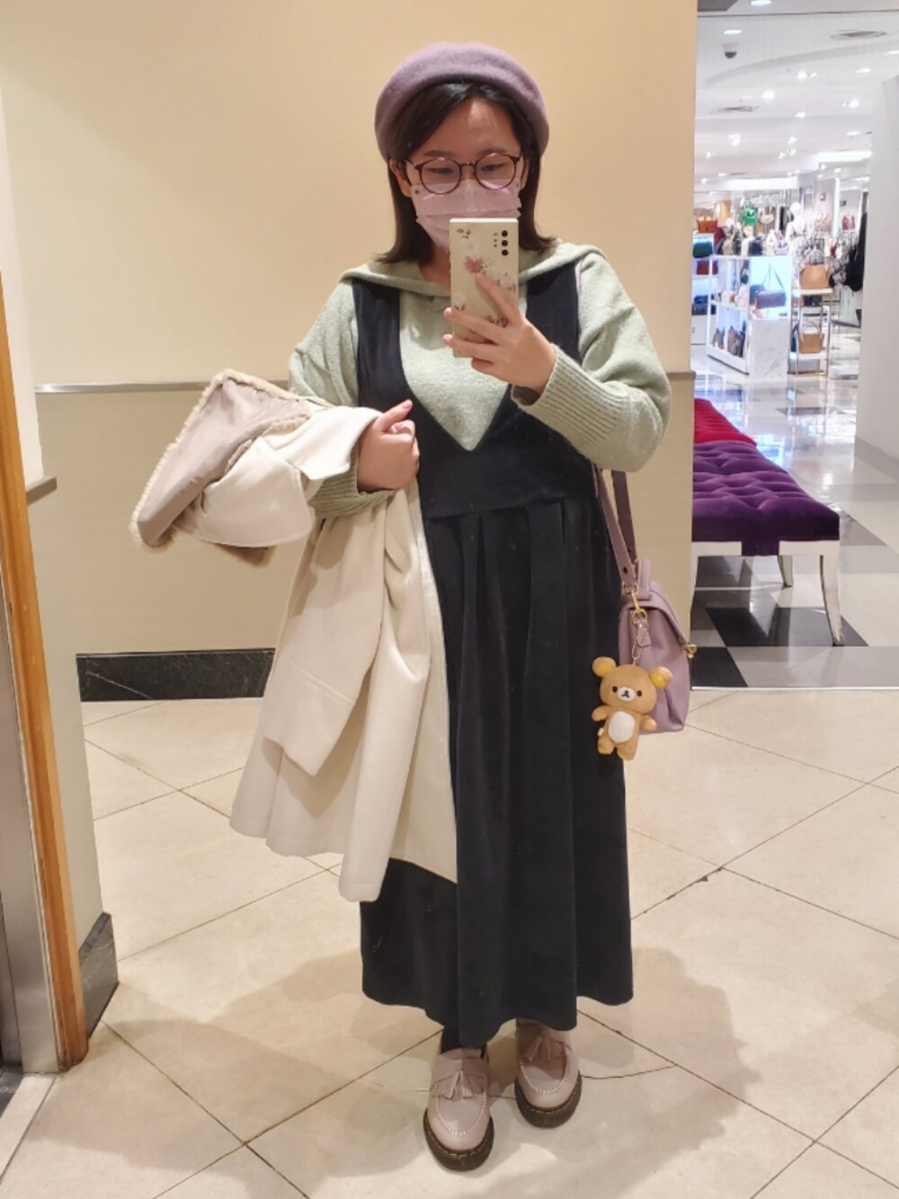 「真冬のあったかスタイル、ニットワンピース、イヤーマフ、チェックパンツ、ボアジャケット、ジップパーカー、ootd、街頭穿搭、低身長、低身長コーデ、大人カジュアル、大人コーデ、大人かわいい」｜「Samansa Mos2の前後着カットベロアノースリワンピース（ワンピース、ブラック系）」を使った、呱呱🍯さん（レディース・152cm）の冬コーディネートの1枚目の写真