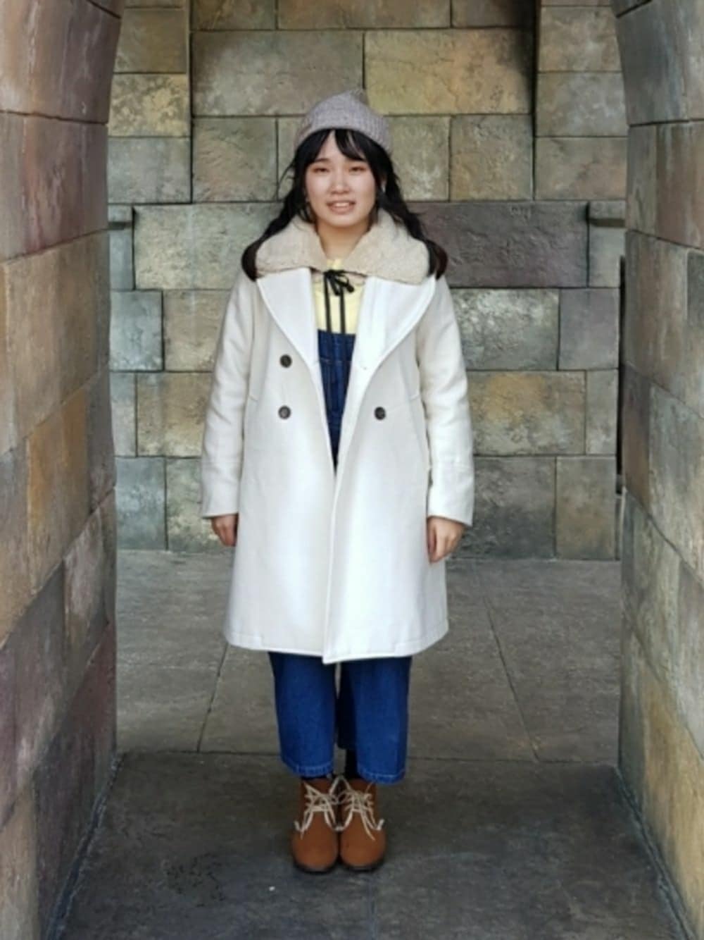 「大人カジュアル、大人かわいい、冬コーデ、Minions、街頭穿搭、オールインワン、サロペット、ワイドパンツ、ジーンズ」｜「earth music&ecologyの3wayダブルロングコート　＊（チェスターコート、ホワイト系）」を使った、呱呱🍯さん（レディース・152cm）の冬コーディネートの1枚目の写真