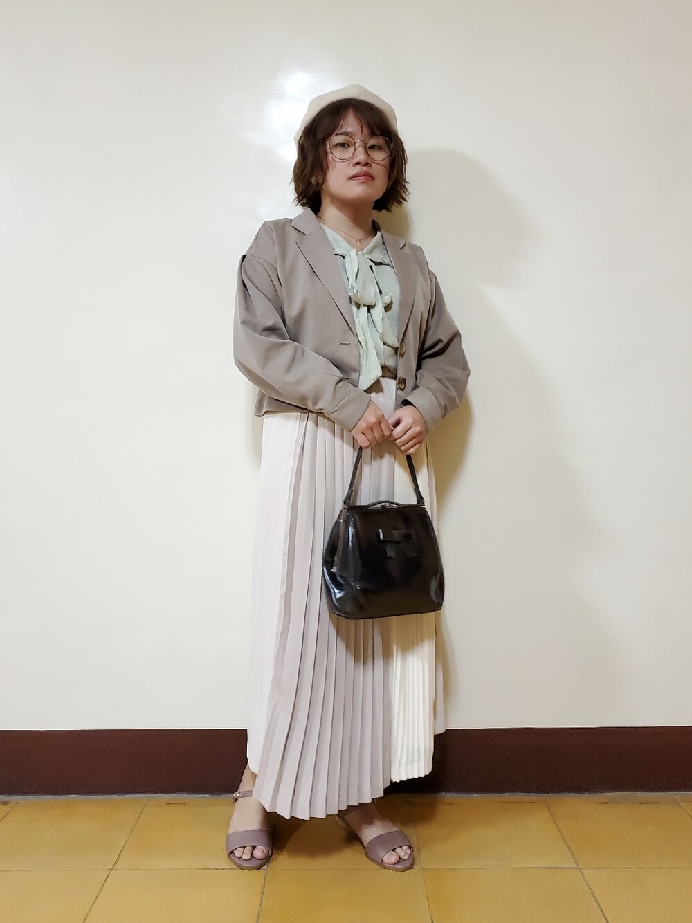「春コーデ、大人カジュアル、大人コーデ、差し色、色違いコーデ、低身長、出勤コーデ」｜「ehka sopoの無地／チェックショート丈開襟シャツ【セットアップ可】（シャツ/ブラウス、ベージュ系）」を使った、呱呱🍯さん（レディース・152cm）の春コーディネートの1枚目の写真