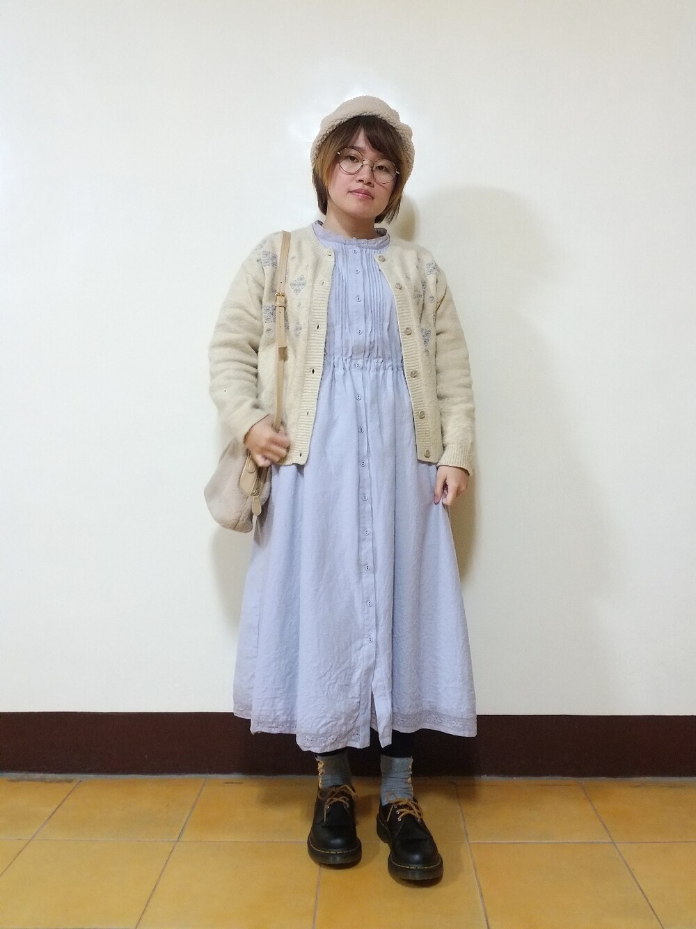 「春コーデ、春先取り、大人カジュアル、大人かわいい、低身長、紫コーデ、刺繍、レース、Samansa Mos2、Dr.Martens」|「Samansa Mos2の裾レースワンピース(チュニック、パープル系)」を使った、呱呱🍯さん(レディース・152cm)の冬コーディネートの3枚目の写真