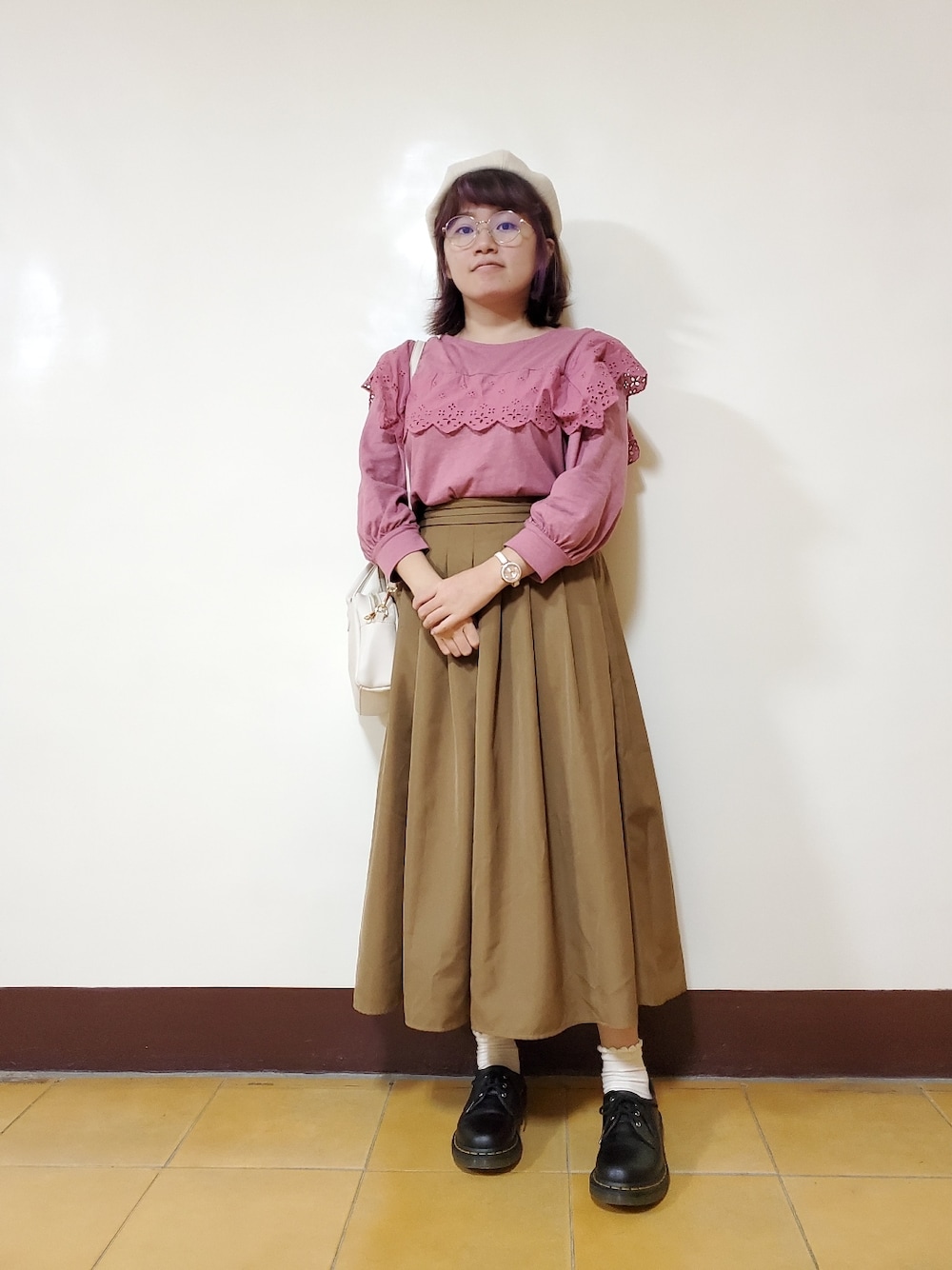 ホワイト系のカーディガン/ボレロ、ピンク系のTシャツ/カットソー、イエロー系のスカートを着用したレディースの秋コーディネートの1枚目の写真