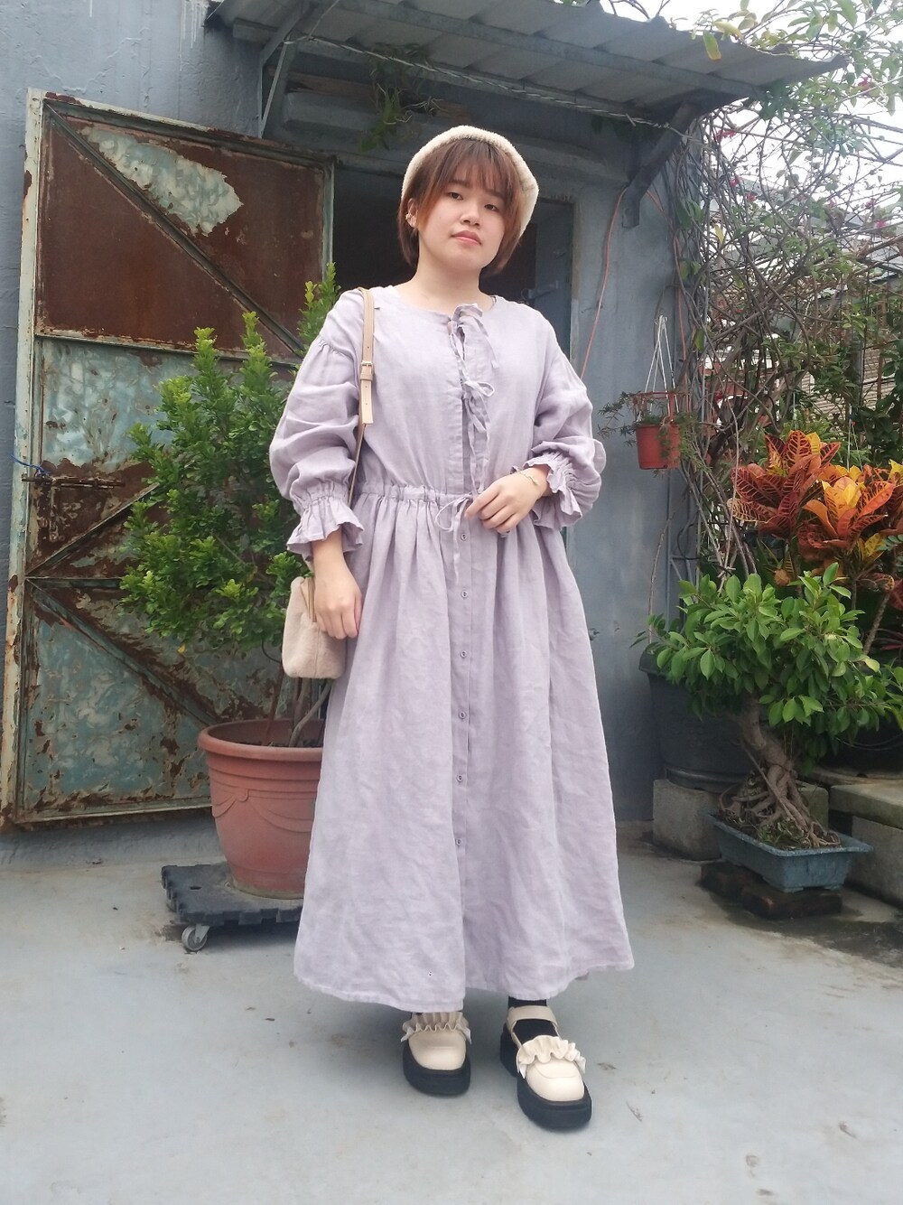 パープル系のワンピース/ドレス、グレー系のワンピース、ベージュ系のバレエシューズを着用したレディースの冬コーディネートの2枚目の写真