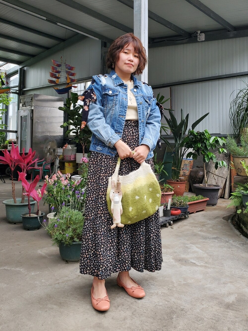 「春コーデ、大人カジュアル、大人女子、花柄、花柄スカート、低身長、色違いコーデ、差し色」｜「zoeのアイテム（デニムジャケット、ブルー系）」を使った、呱呱🍯さん（レディース・152cm）の春コーディネートの1枚目の写真