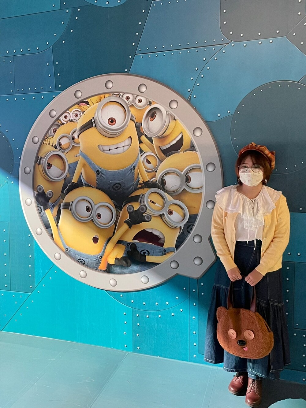 ホワイト系のシャツ/ブラウス、イエロー系のカーディガン/ボレロ、ブルー系のデニムスカートを着用したレディースの春コーディネートの5枚目の写真