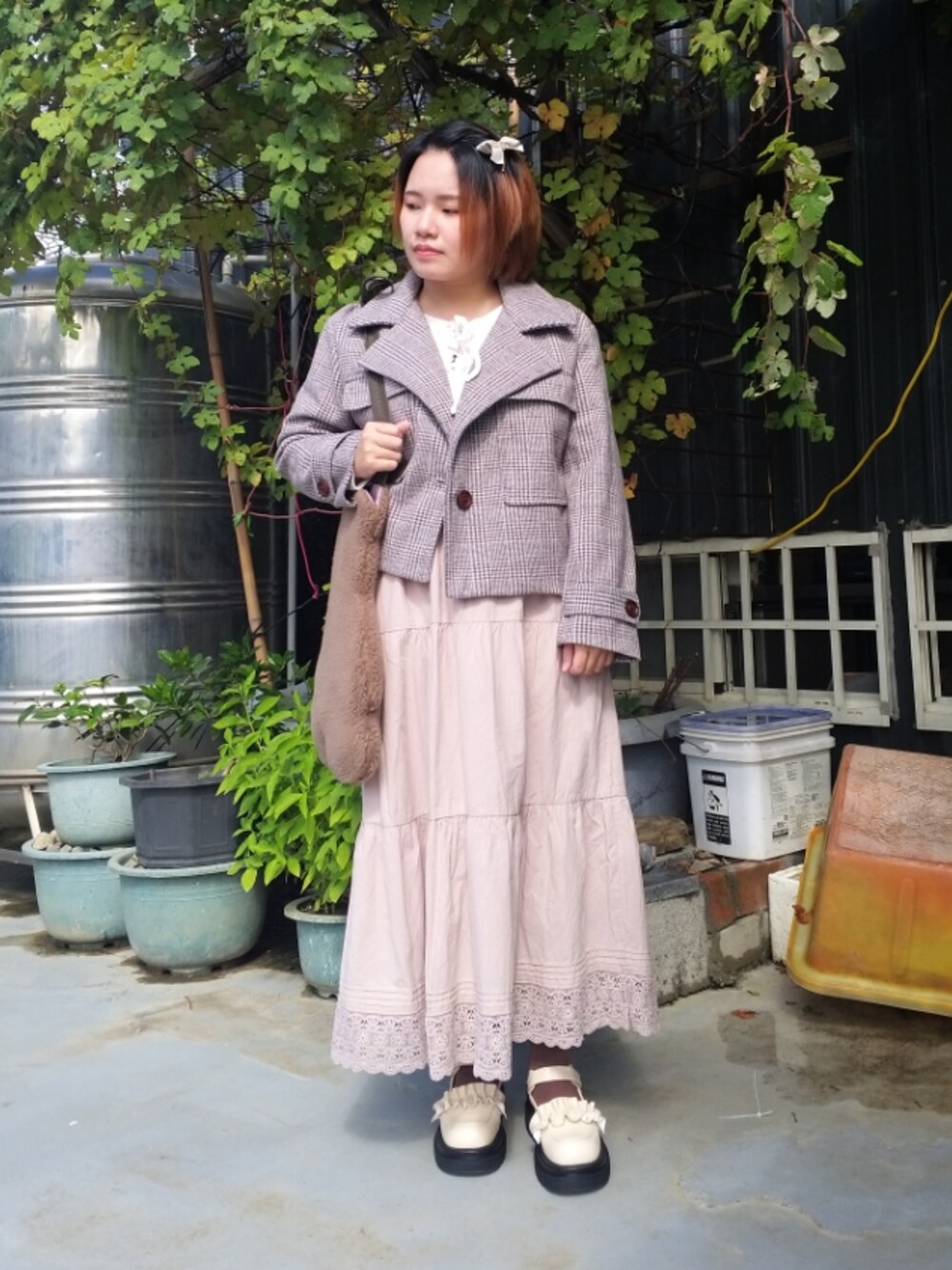 「大人カジュアル、大人かわいい、かわいい、茶色、チェック柄、秋のコーデ、冬コーデ、低身長、混搭、レトロ、Samansa Mos2」｜「earth music&ecologyの2wayリブカットプルオーバー ＊（Tシャツ/カットソー、ホワイト系）」を使った、呱呱🍯さん（レディース・152cm）の秋コーディネートの1枚目の写真