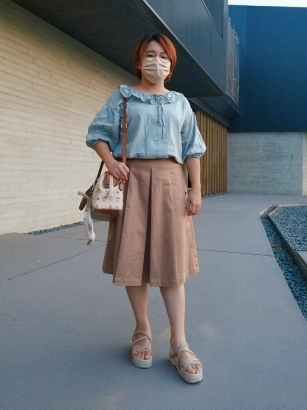 「秋コーデ、大人カジュアル、大人かわいい、低身長、差し色、色違いコーデ、茶色」｜「earth music&ecologyの衿フリルブラウス ＊（シャツ/ブラウス、グリーン系）」を使った、呱呱🍯さん（レディース・152cm）の秋コーディネートの1枚目の写真