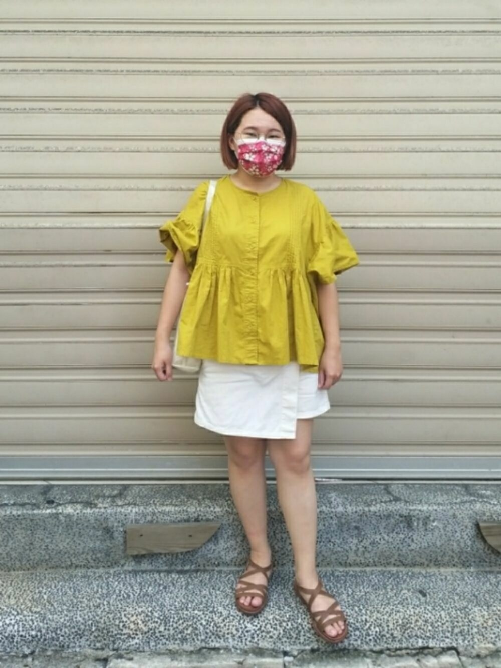 イエロー系のシャツ/ブラウス、ホワイト系のカーゴパンツ、イエロー系のサンダルを着用したレディースの夏コーディネートの1枚目の写真