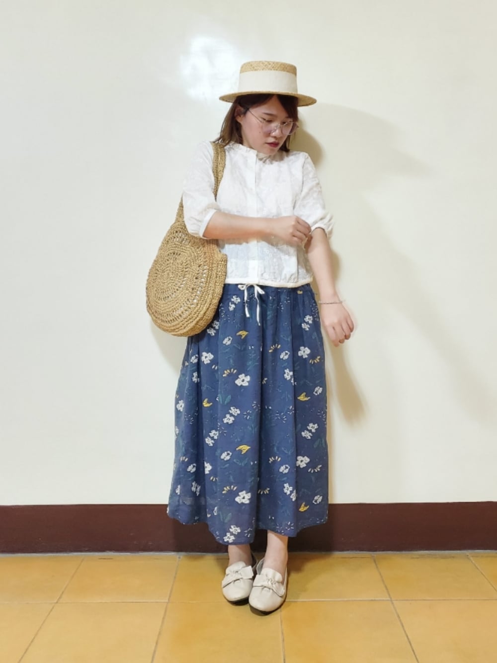 「みんなの白Tフェス、ootd、夏、街頭穿搭、低身長、低身長女子、大人カジュアル、大人かわいい、刺繍、花柄、刺繍シャツ、花柄スカート」｜「POU DOU DOUのエンブロイダリーフリル衿5分袖ブラウス（シャツ/ブラウス、ホワイト系）」を使った、呱呱🍯さん（レディース・152cm）の夏コーディネートの1枚目の写真
