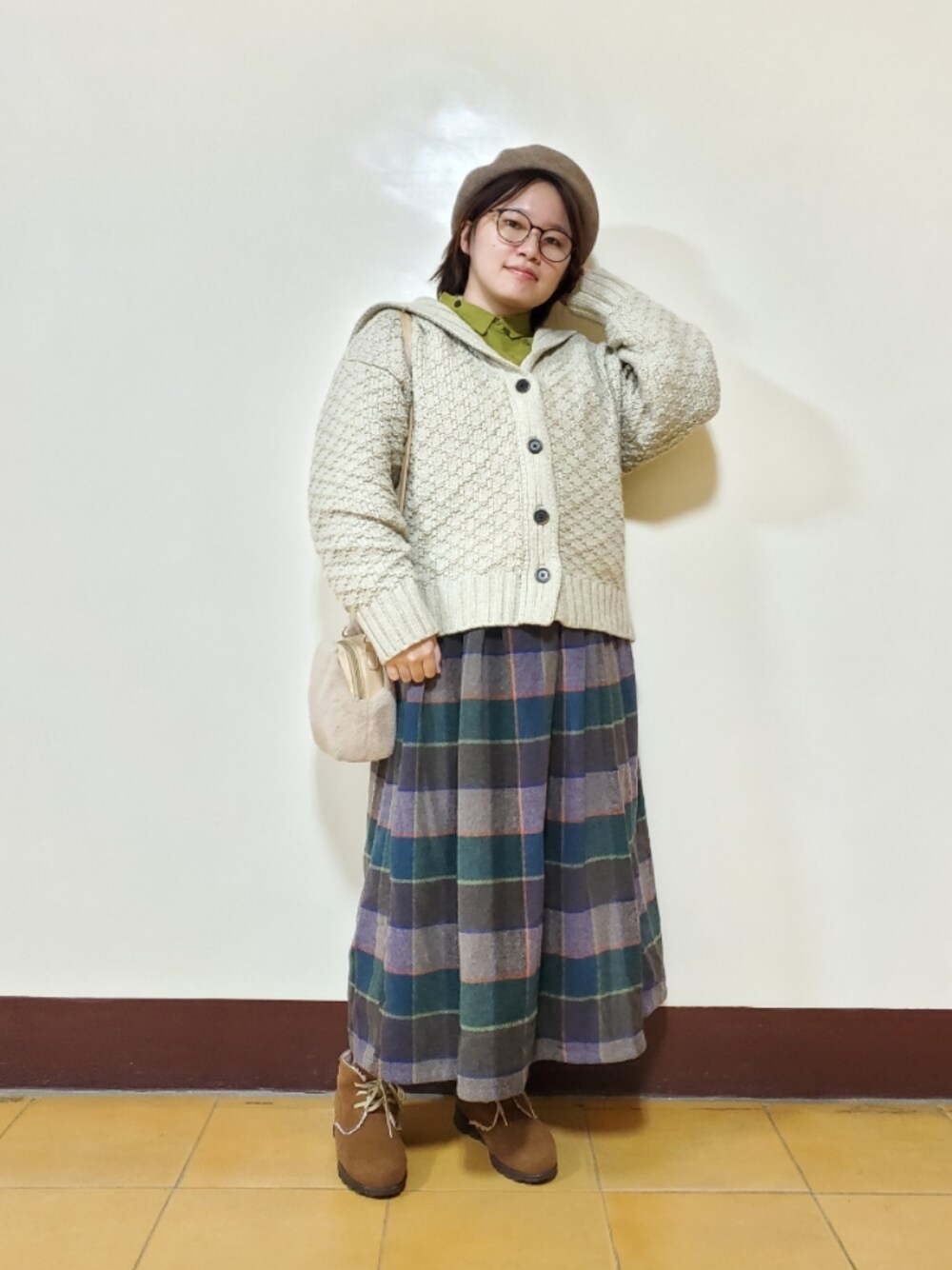 ベージュ系のニット/セーター、グリーン系のシャツ/ブラウス、ブルー系のスカートを着用したレディースの冬コーディネートの1枚目の写真