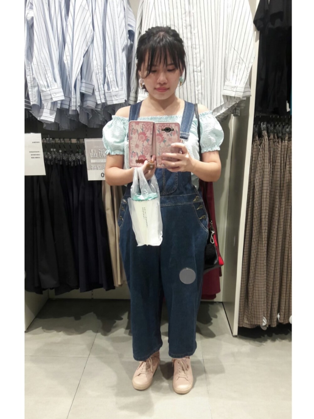 「夏コーデ、青コーデ、チェック柄、サロペット、大人かわいい、大人カジュアル」｜「Teenie Weenieのアイテム（ショルダーバッグ、レッド系）」を使った、呱呱🍯さん（レディース・152cm）の夏コーディネートの1枚目の写真