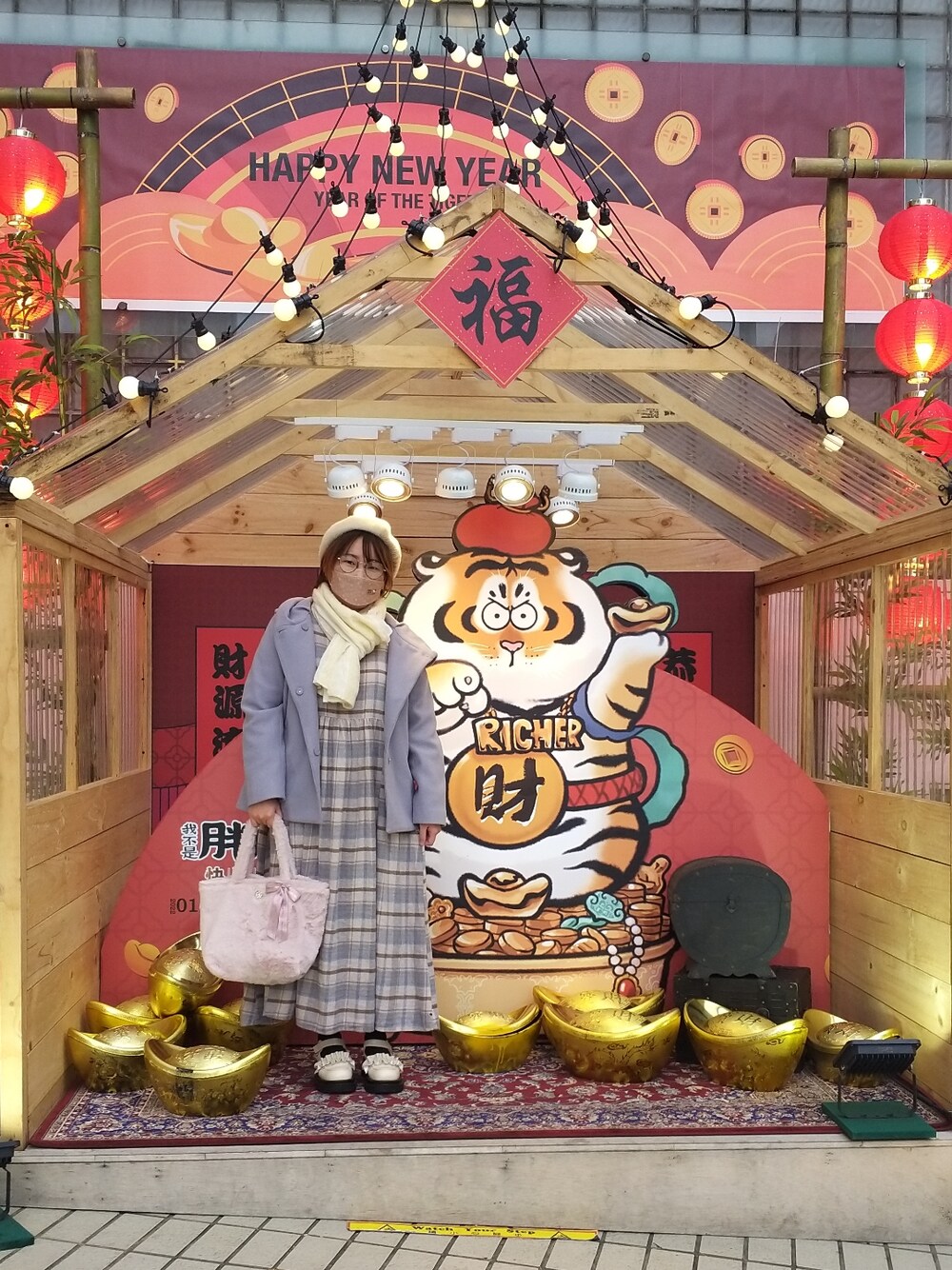 「春コーデ、春先取り、冬コーデ、大人カジュアル、大人かわいい、チェック柄に恋してる、チェック柄、チェック柄ワンピース、ワンピース」|「earth music&ecologyのフードショートコート *(その他アウター、ブルー系)」を使った、呱呱🍯さん(レディース・152cm)の冬コーディネートの2枚目の写真