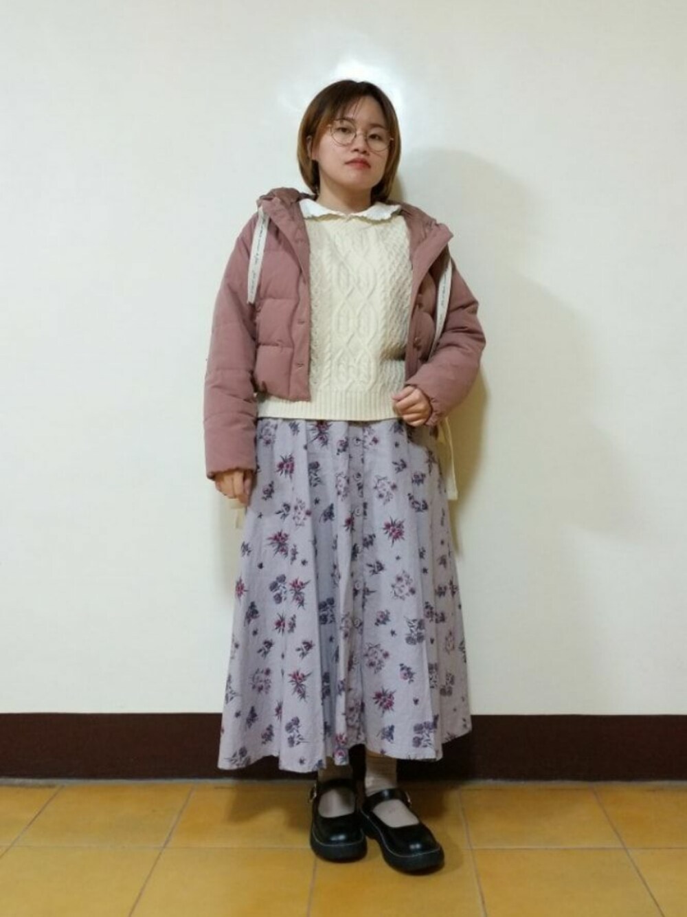 「冬コーデ、大人かわいい、大人カジュアル、色違いコーデ、花柄、花柄スカート、低身長」｜「Samansa Mos2のレース衿ブラウス（シャツ/ブラウス、ホワイト系）」を使った、呱呱🍯さん（レディース・152cm）の冬コーディネートの1枚目の写真