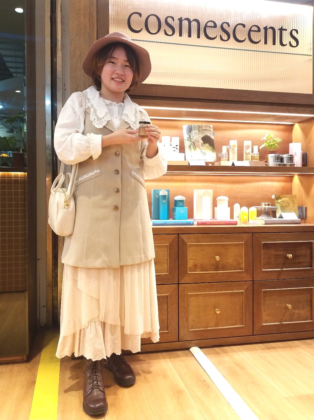 「春コーデ、春先取り、大人コーデ、大人女子、レース、retro、vintage、英国風」｜「axes femme POETIQUEのレース襟ロングベスト（ベスト、ベージュ系）」を使った、呱呱🍯さん（レディース・152cm）の春コーディネートの1枚目の写真