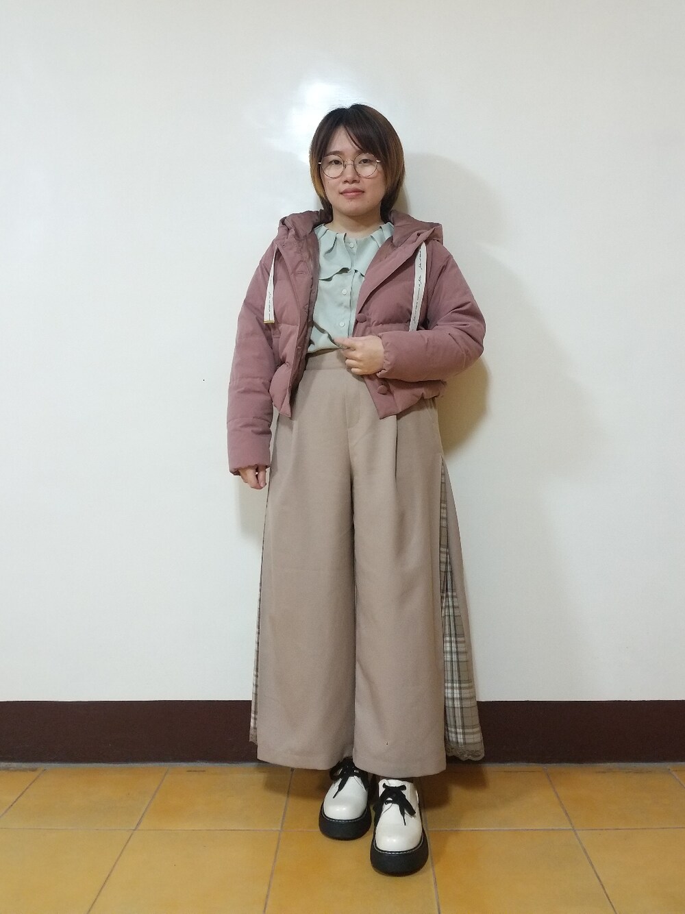 「春コーデ、春先取り、大人コーデ、大人女子、切り替え、異素材切り替え、チェック柄に恋してる、チェック柄、低身長」｜「F i.n.tのアイテム（ダウンジャケット/コート、ピンク系）」を使った、呱呱🍯さん（レディース・152cm）の春コーディネートの2枚目の写真
