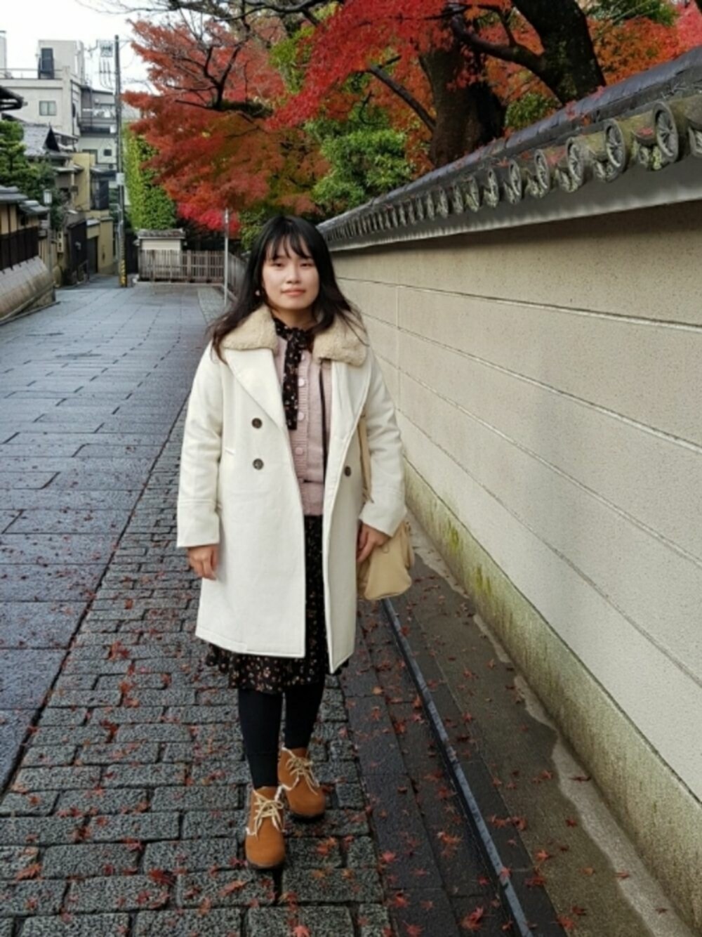 「大人かわいい、冬コーデ、かわいい、花柄、花柄ワンピース、多層次、低身長」｜「earth music&ecologyの3wayダブルロングコート　＊（チェスターコート、ホワイト系）」を使った、呱呱🍯さん（レディース・152cm）の冬コーディネートの1枚目の写真