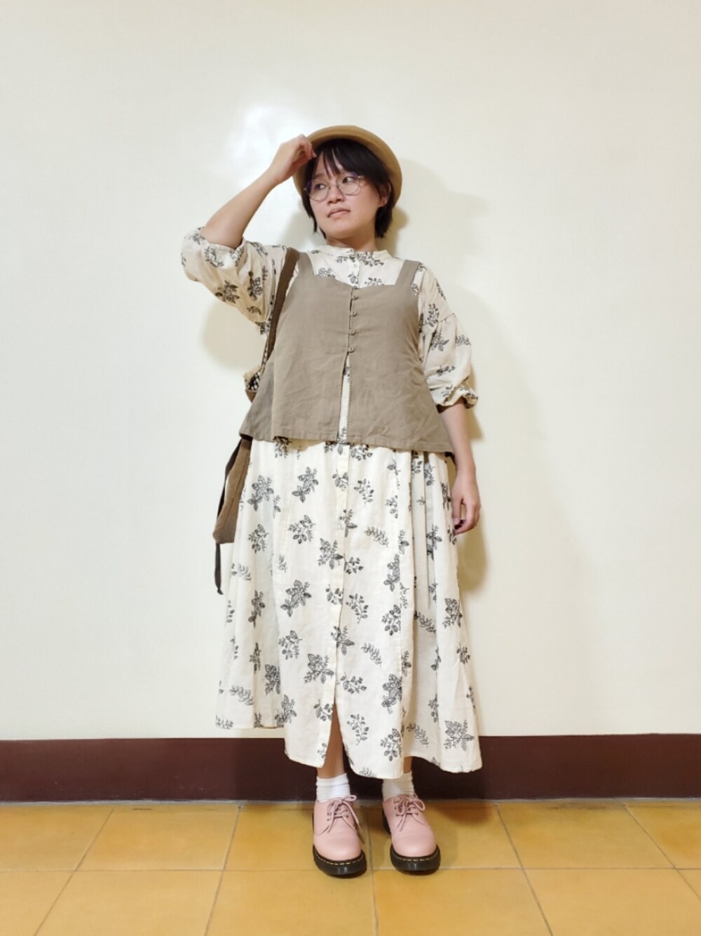 「秋服まるっと大公開、ootd、秋コーデ、刺繍、刺繍ワンピース、大人カジュアル、大人かわいい、低身長、低身長女子」｜「Samansa Mos2のキャミビスチェ（ベスト、ブラウン系）」を使った、呱呱🍯さん（レディース・152cm）の秋コーディネートの1枚目の写真