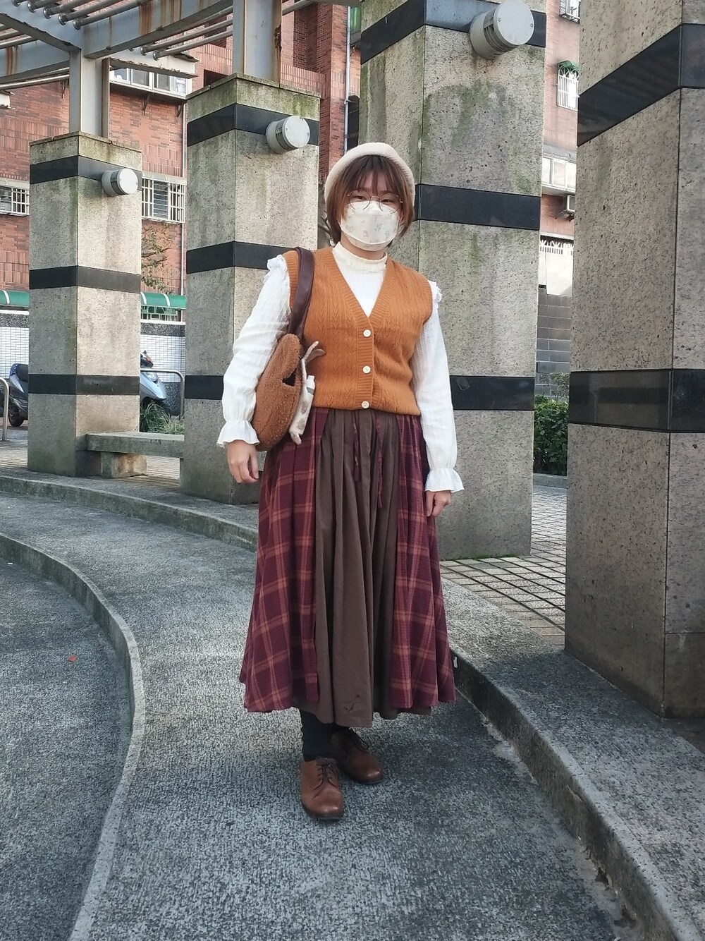 「チェック柄に恋してる、チェック柄、チェック柄スカート、春コーデ、色違いコーデ、差し色、混搭、Samansa Mos2、低身長、低身長コーデ、大人カジュアル、大人かわいい」｜「Lady Closetのアイテム（ベスト、イエロー系）」を使った、呱呱🍯さん（レディース・152cm）の冬コーディネートの2枚目の写真