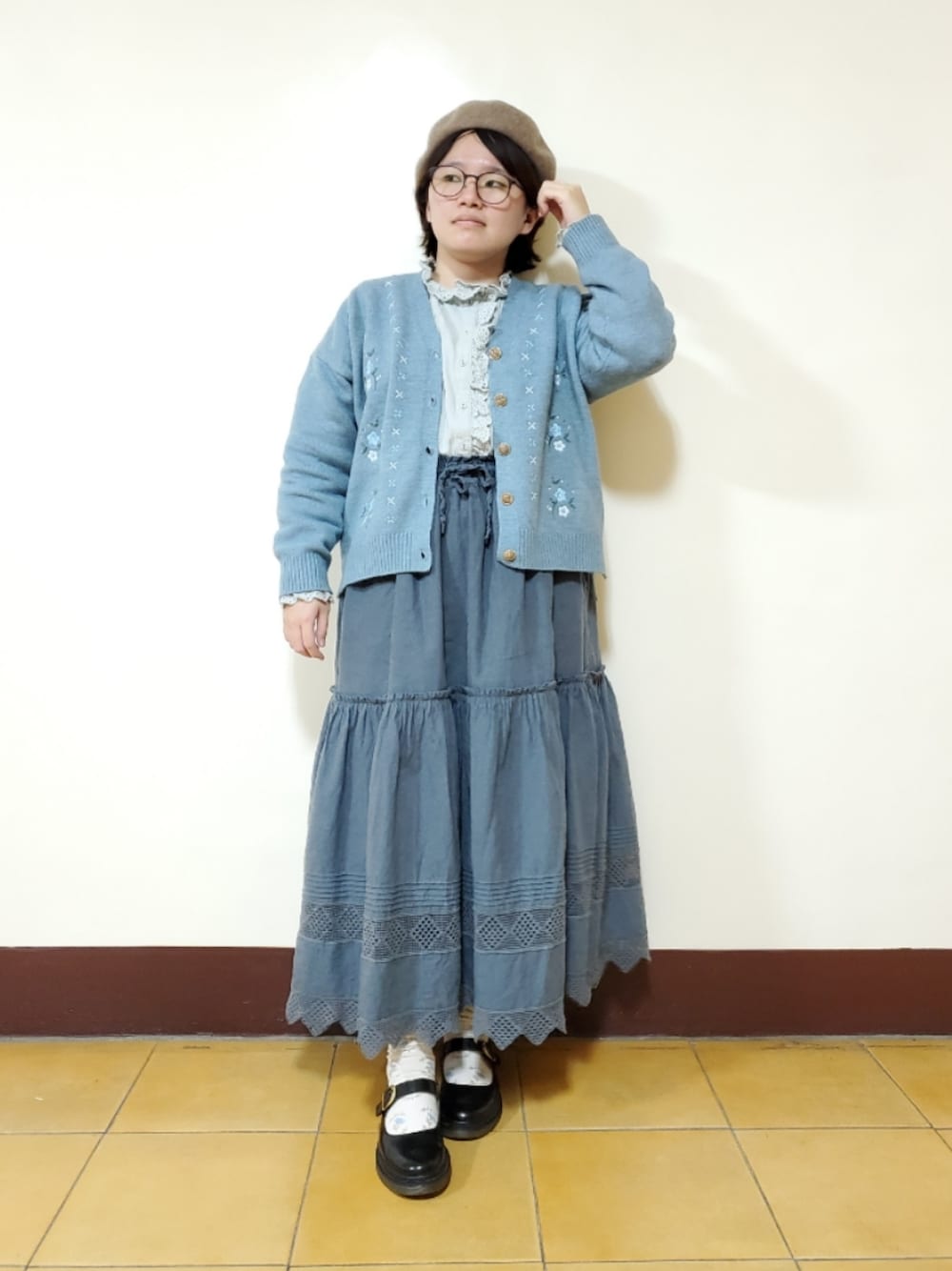 「似合うラボに行こう、ootd、街頭穿搭、復古、休閒、大人カジュアル、大人女子、低身長、低身長コーデ」｜「POONEのアイテム（ニット/セーター、ブルー系）」を使った、呱呱🍯さん（レディース・152cm）の春コーディネートの1枚目の写真