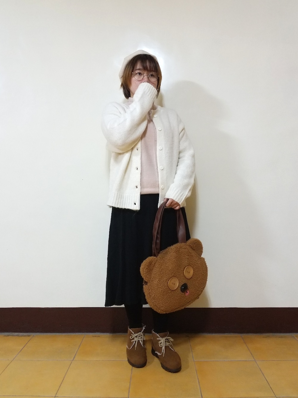 「冬コーデ、大人カジュアル、大人かわいい、黑白搭配、低身長、日系極簡」｜「Samansa Mos2のレース取り外し前後着カーディガン（カーディガン/ボレロ、ホワイト系）」を使った、呱呱🍯さん（レディース・152cm）の冬コーディネートの1枚目の写真