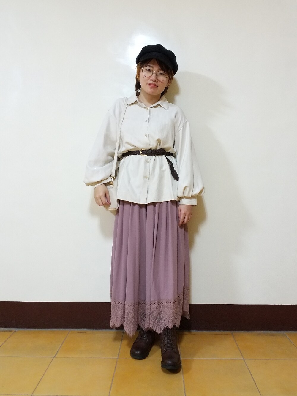 ベージュ系のシャツ/ブラウス、パープル系のパンツ、ブラウン系のブーツを着用したレディースの春コーディネートの2枚目の写真