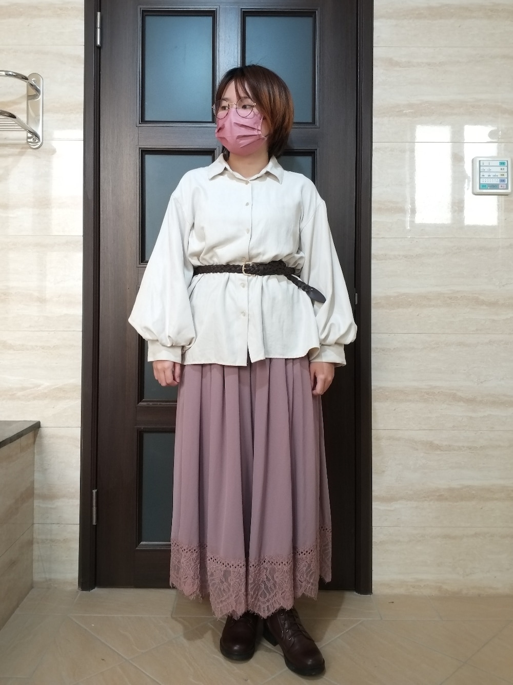 ベージュ系のシャツ/ブラウス、パープル系のパンツ、ブラウン系のブーツを着用したレディースの春コーディネートの4枚目の写真