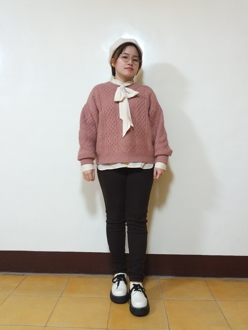 ピンク系のニット/セーター、ホワイト系のシャツ/ブラウス、グリーン系のノーカラーコートを着用したレディースの冬コーディネートの2枚目の写真