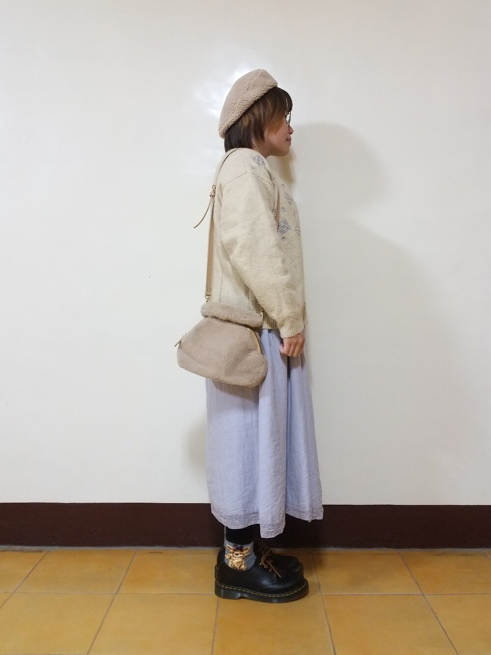 「春コーデ、春先取り、大人カジュアル、大人かわいい、低身長、紫コーデ、刺繍、レース、Samansa Mos2、Dr.Martens」|「Samansa Mos2の裾レースワンピース(チュニック、パープル系)」を使った、呱呱🍯さん(レディース・152cm)の冬コーディネートの4枚目の写真