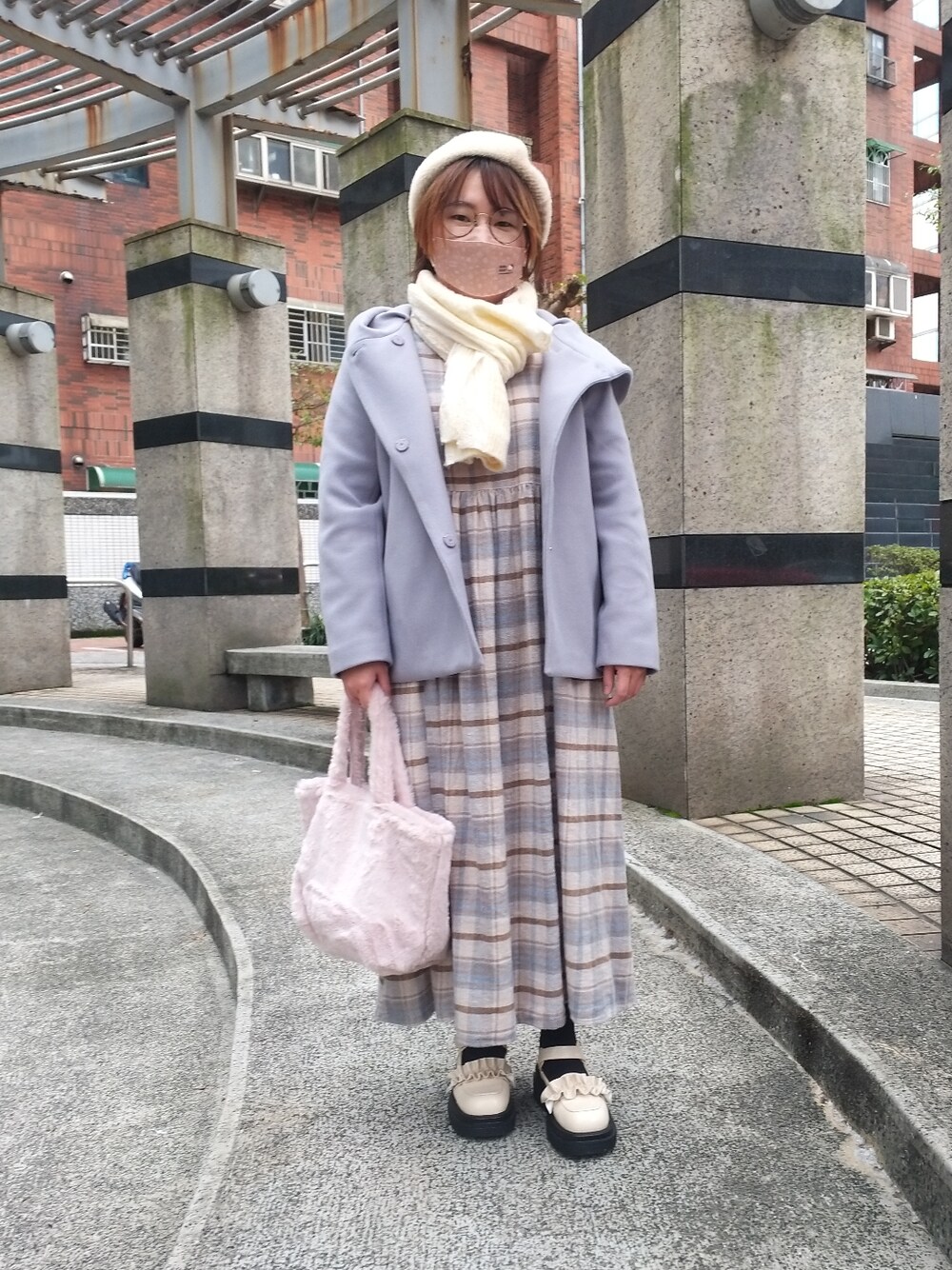 「春コーデ、春先取り、冬コーデ、大人カジュアル、大人かわいい、チェック柄に恋してる、チェック柄、チェック柄ワンピース、ワンピース」｜「earth music&ecologyのフードショートコート ＊（その他アウター、ブルー系）」を使った、呱呱🍯さん（レディース・152cm）の冬コーディネートの1枚目の写真