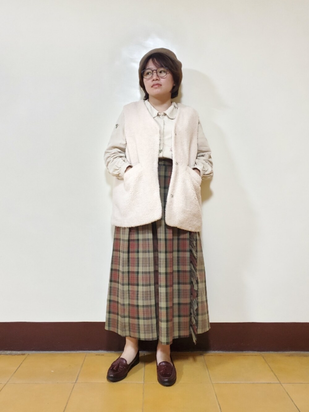 「冬を彩る色いろコーデ、ootd、街頭穿搭、復古、低身長、低身長コーデ、大人カジュアル、大人コーデ、刺繍、刺繍シャツ、冬コーデ」｜「Koreaのアイテム（シャツ/ブラウス、ベージュ系）」を使った、呱呱🍯さん（レディース・152cm）の冬コーディネートの1枚目の写真