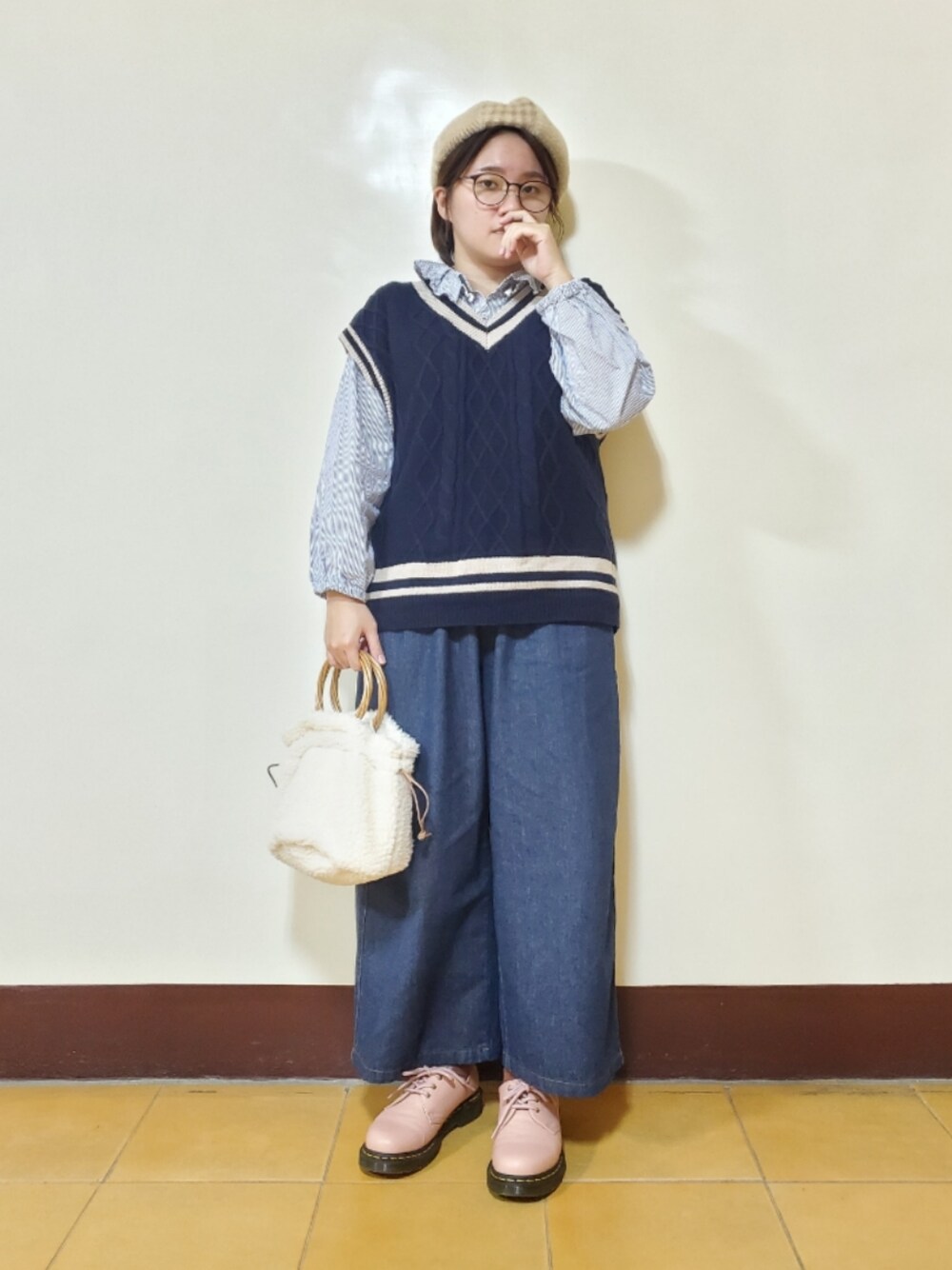 「新星WEARISTAにエントリー、ootd、街頭穿搭、休閒、復古、大人カジュアル、大人コーデ、低身長コーデ、低身長」｜「earth music&ecologyのライン入りケーブルニットベスト（ニット/セーター、ブルー系）」を使った、呱呱🍯さん（レディース・152cm）の冬コーディネートの1枚目の写真