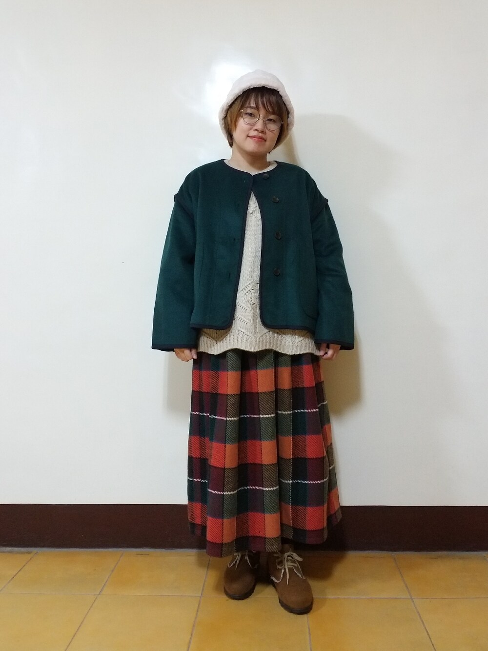 「チェック柄に恋してる、チェック柄、チェック柄スカート、大人カジュアル、大人かわいい、色違いコーデ、差し色」｜「Samansa Mos2のパイピングショートコート（ノーカラーコート、グリーン系）」を使った、呱呱🍯さん（レディース・152cm）の冬コーディネートの2枚目の写真