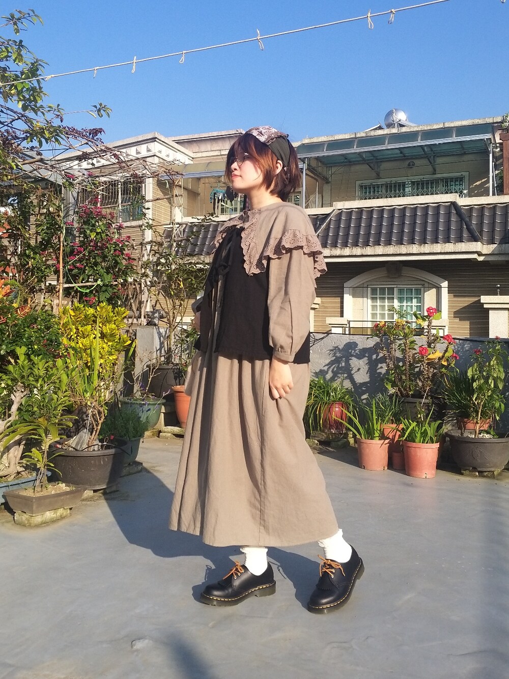 「春コーデ、春先取り、大人カジュアル、大人かわいい、刺繍、刺繍ワンピース、低身長、Samansa Mos2、Dr.Martens、handmade」|「Samansa Mos2のケープ襟レースワンピース(ワンピース、グリーン系)」を使った、呱呱🍯さん(レディース・152cm)の春コーディネートの2枚目の写真
